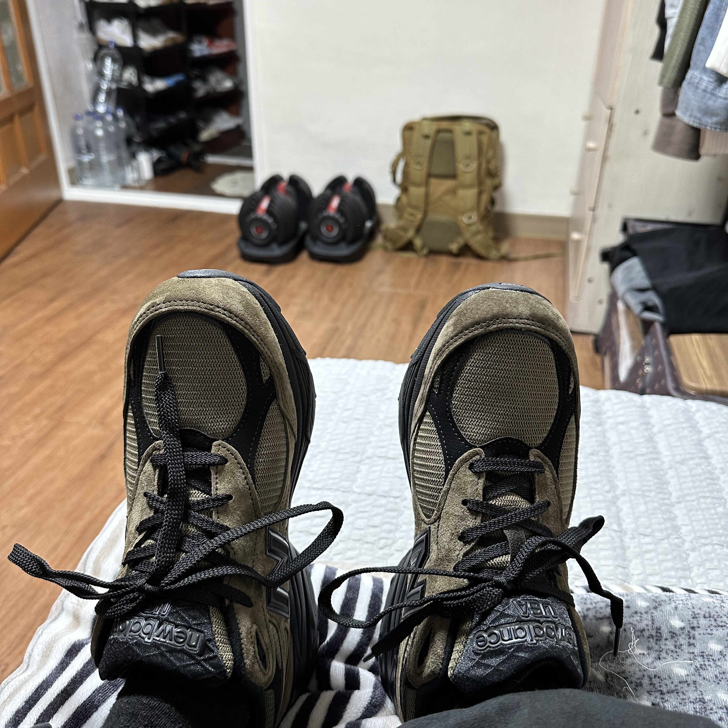 New Balance x JJJJound 990v3 Brown Black 착용 스타일 - 2