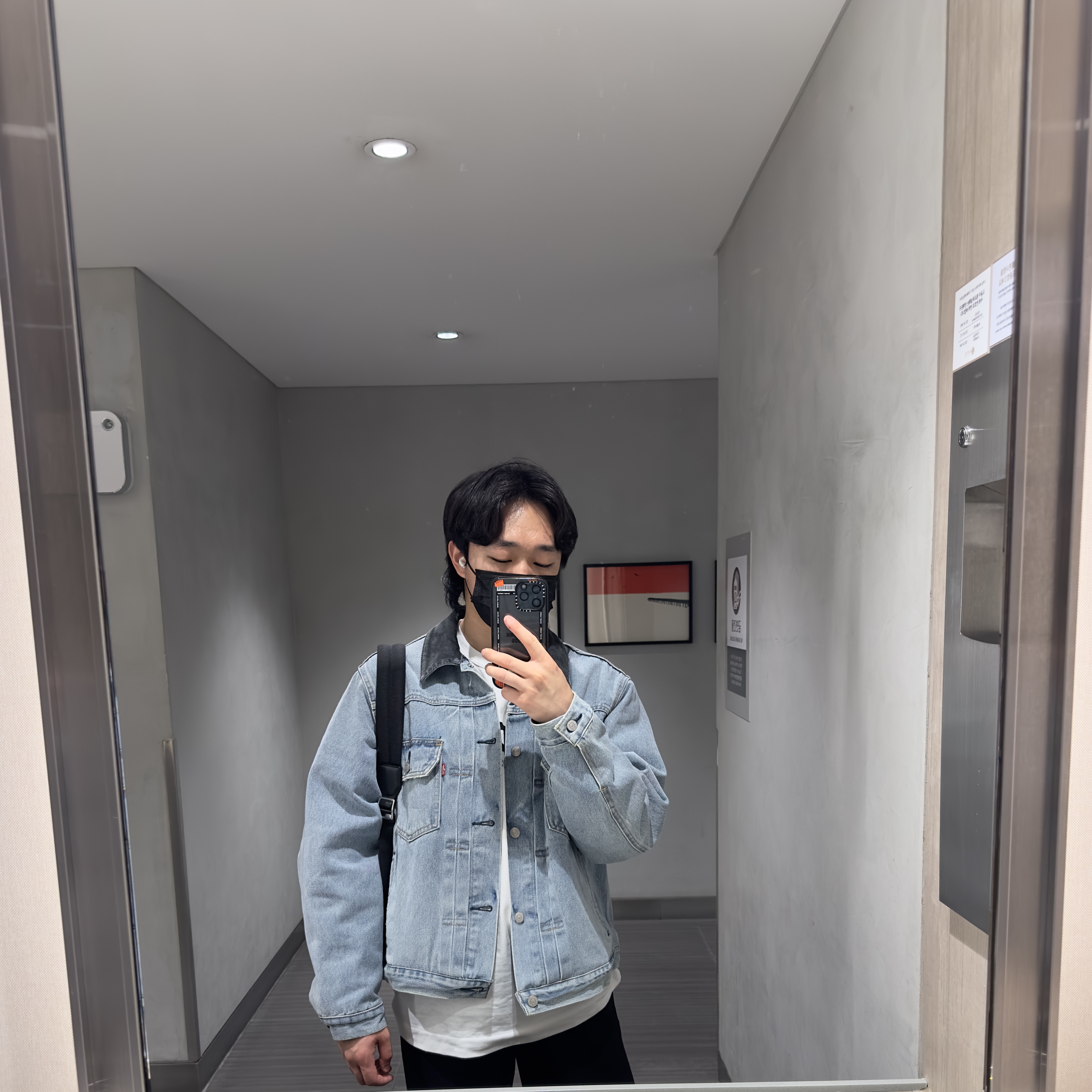 Stussy x Levi's Embossed Trucker Jacket Indigo, CDG Logo T-Shirt White 착용 스타일