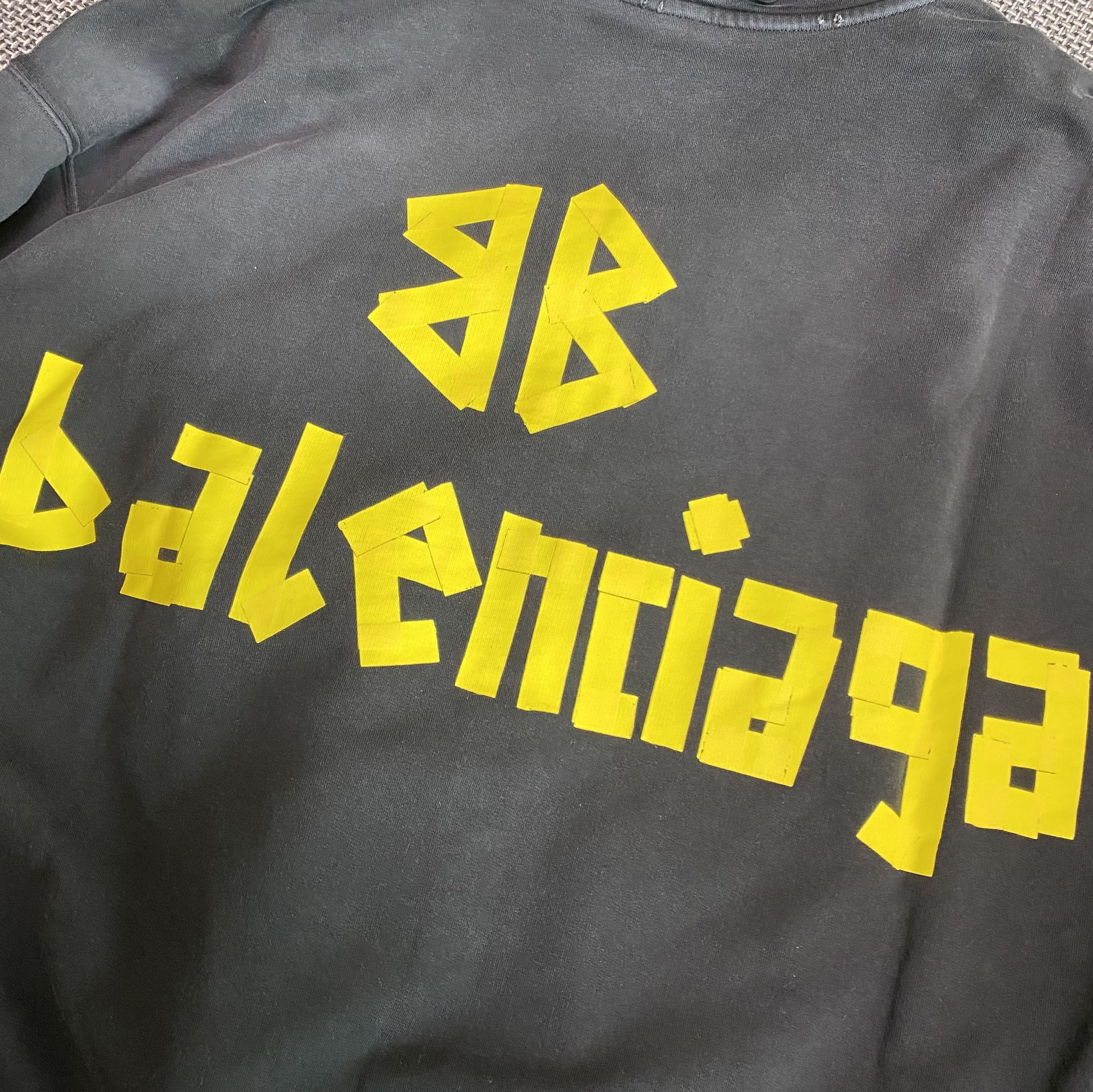 Balenciaga Tape Type Ripped Pocket Large Fit Zip-Up Hoodie Black 착용 스타일 - 2