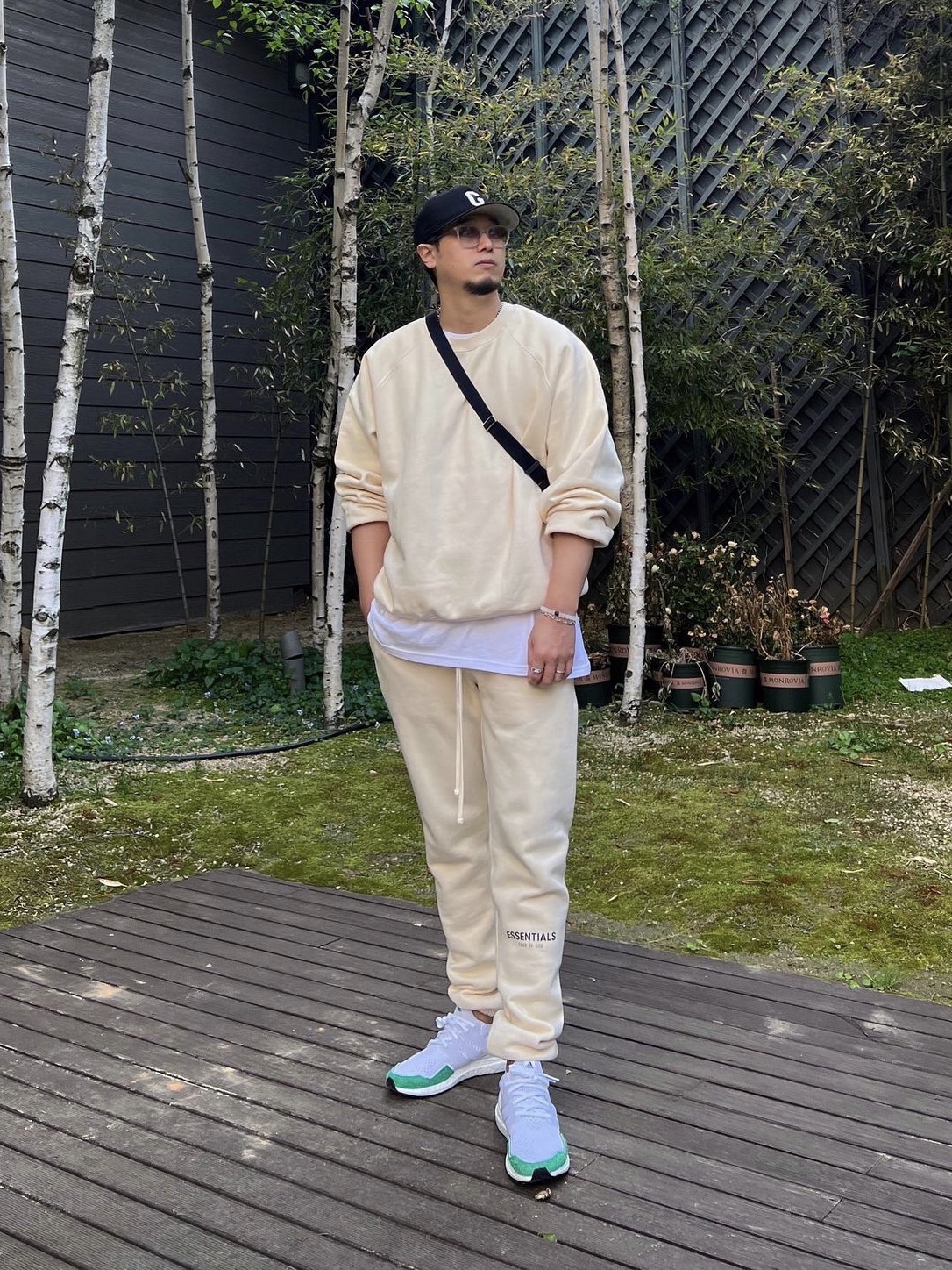 Essentials Pull-Over Crewneck Sweatshirt Cream - 21SS, Essentials Sweatpants Cream - 21SS 착용 스타일