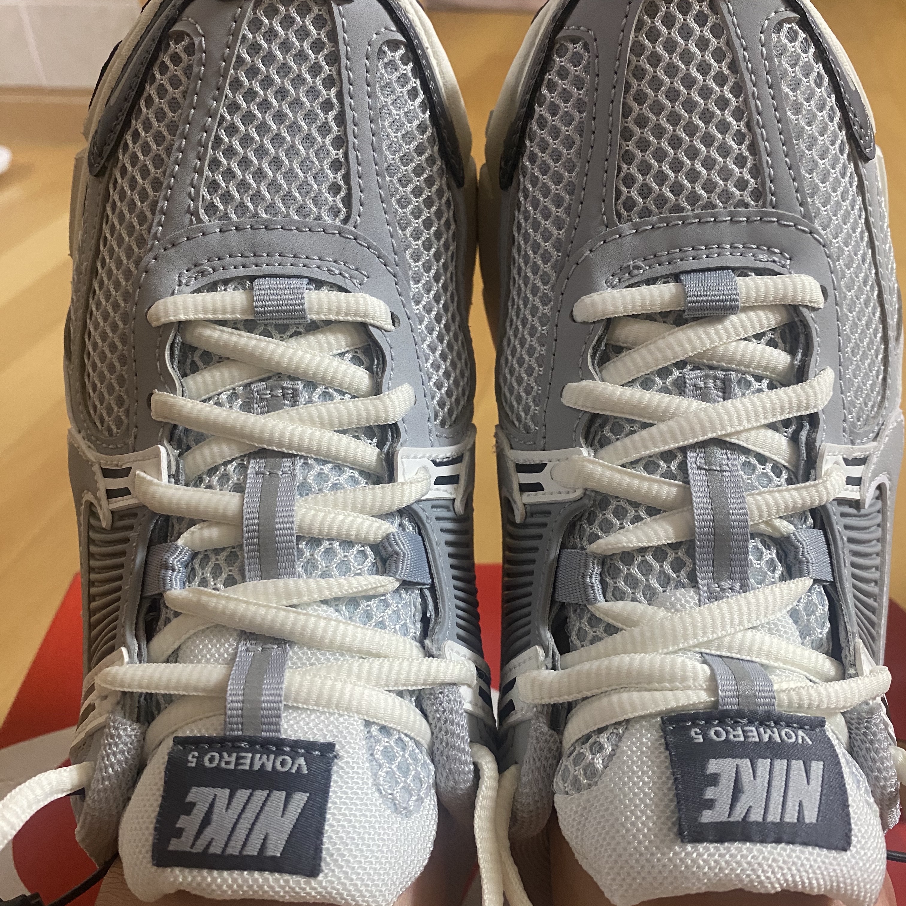 (W) Nike Zoom Vomero 5 Pure Platinum Metallic Silver 착용 스타일