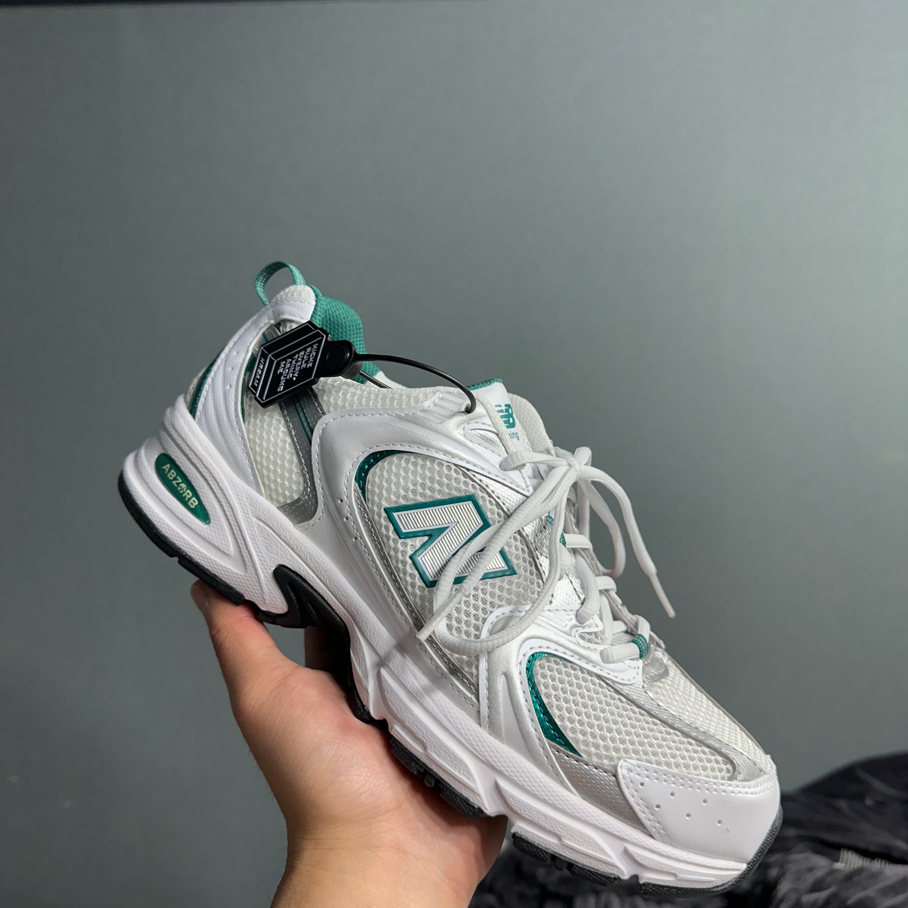 New Balance 530 White Mint 착용 스타일 - 1