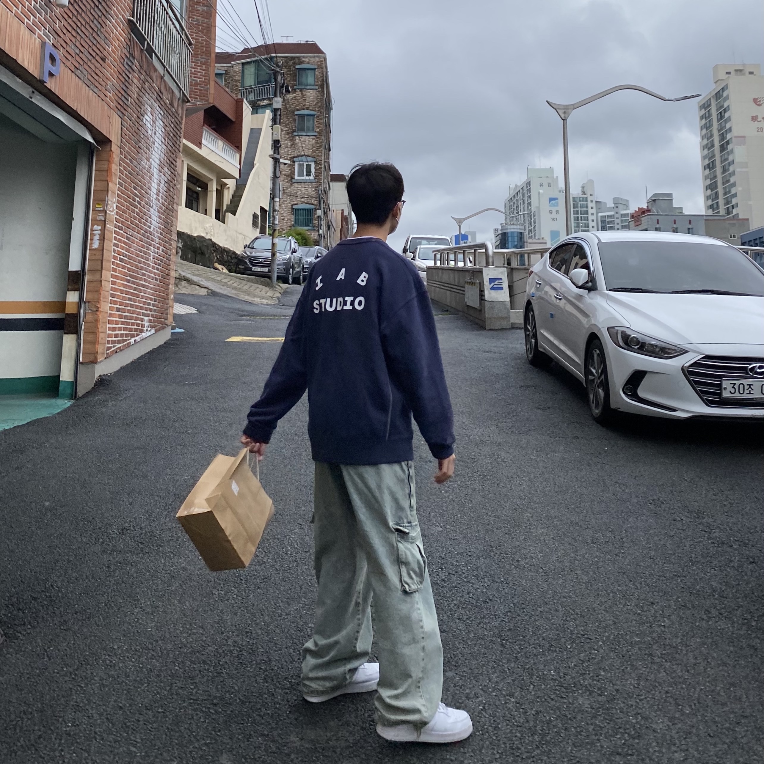 IAB Studio x Lee Pigment Sweatshirt Indigo Navy, Nike Air Force 1 '07 Low White 착용 스타일