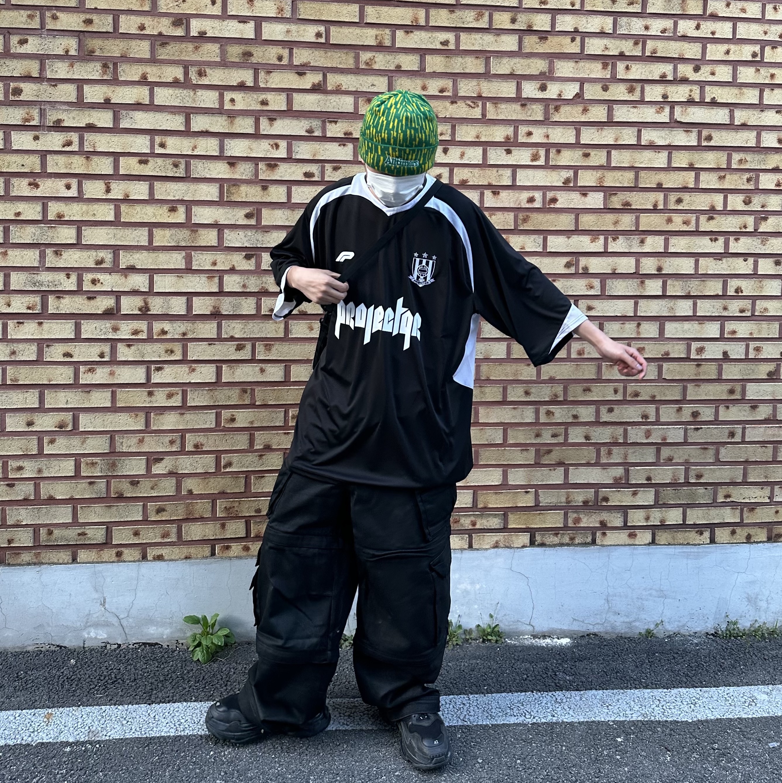 Project G/R Oversized Football Jersey Black, Project G/R Oversized Convertible Cargo Pants Coated Black 착용 스타일 - 4