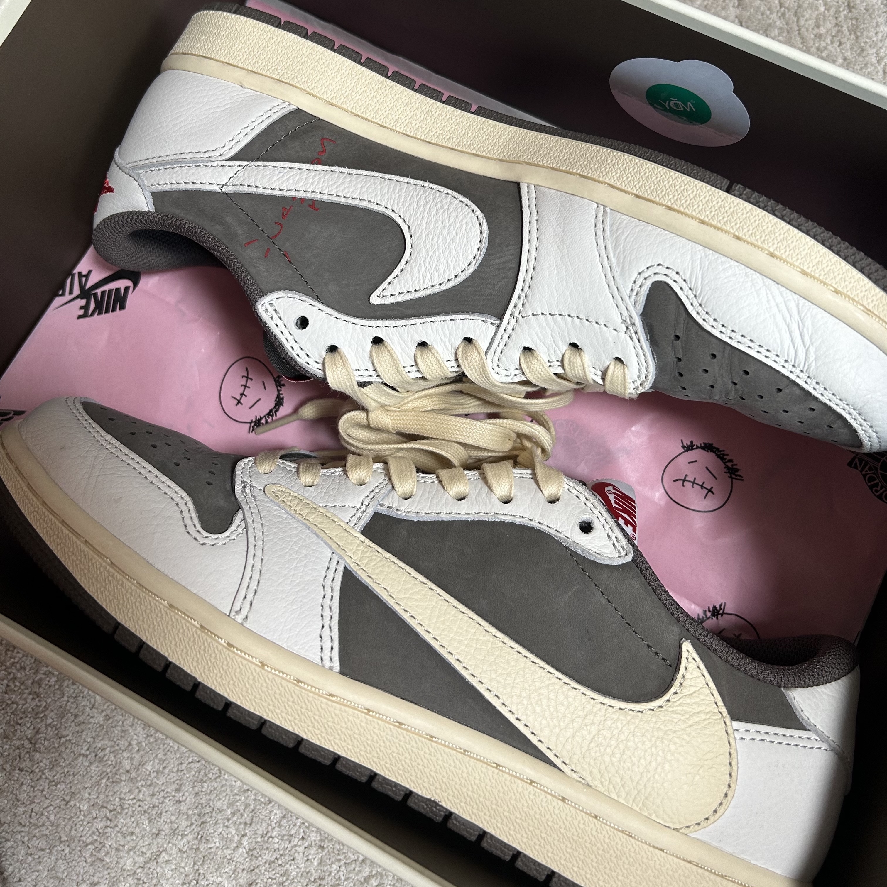 Jordan 1 x Travis Scott Retro Low OG SP Sail and Ridgerock 착용 스타일
