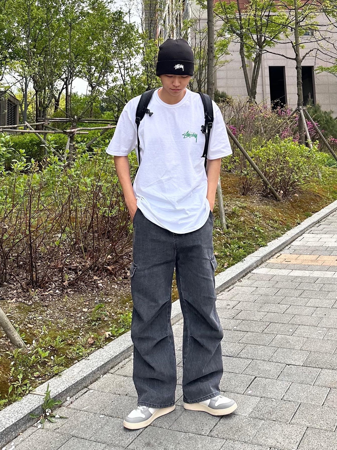 나이키 x 스투시 NRG 커프드 비니 블랙, 스투시 란딘 티셔츠 화이트 착용 스타일 - 2