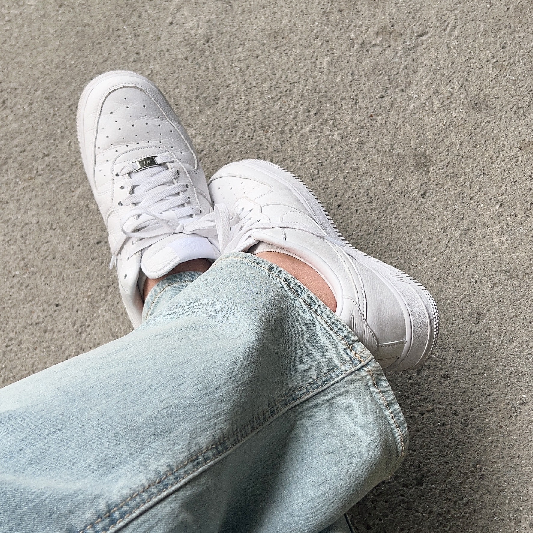 Stussy Modern Age T-Shirt White, Nike x Drake Nocta Air Force 1 Low SP Certified Lover Boy White 착용 스타일 - 2