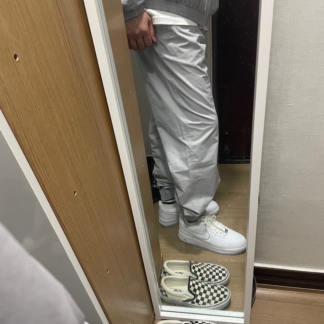 Nike Air Force 1 '07 White Wolf Grey 착용 스타일