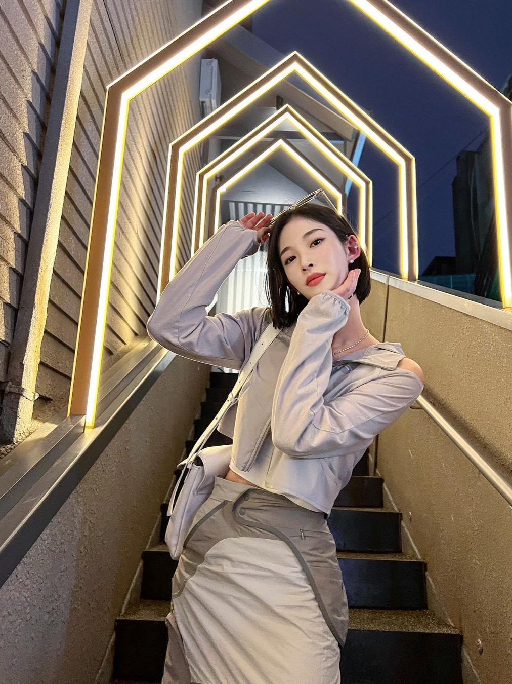 Art Of Field Off The Shoulder Hooded Jacket Light Gray, Art Of Field Flap Pocket Long Skirt Khaki Beige 착용 스타일 - 1