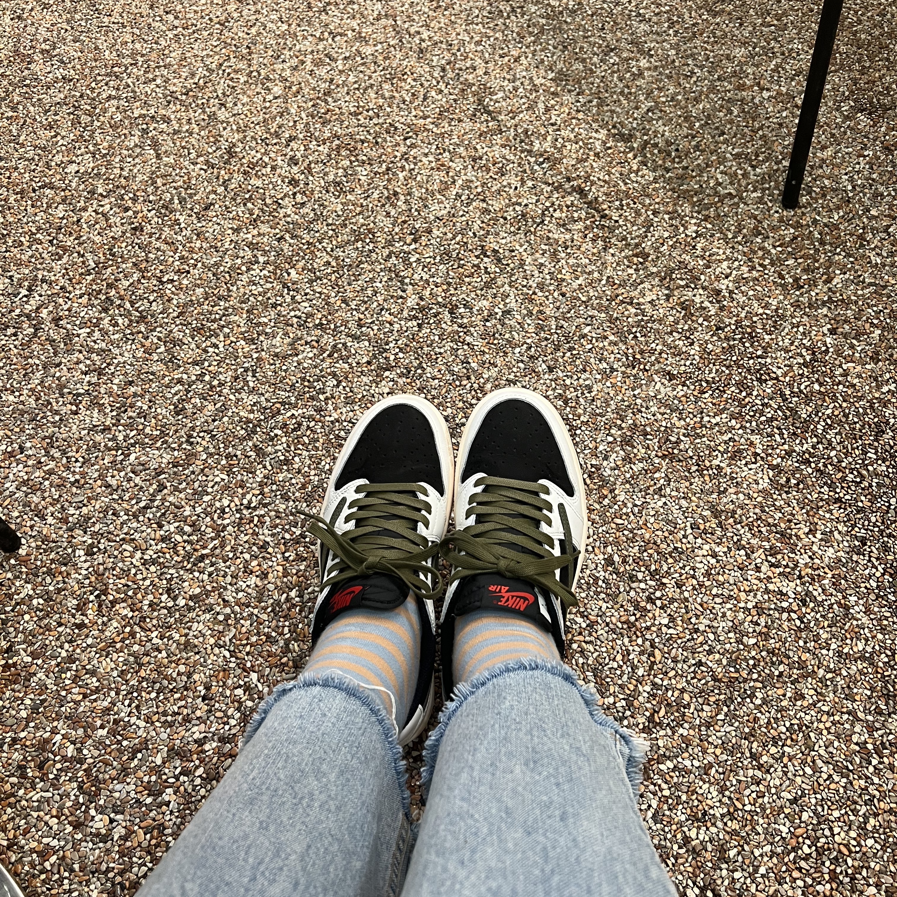 (W) Jordan 1 x Travis Scott Retro Low OG SP Medium Olive 착용 스타일 - 2