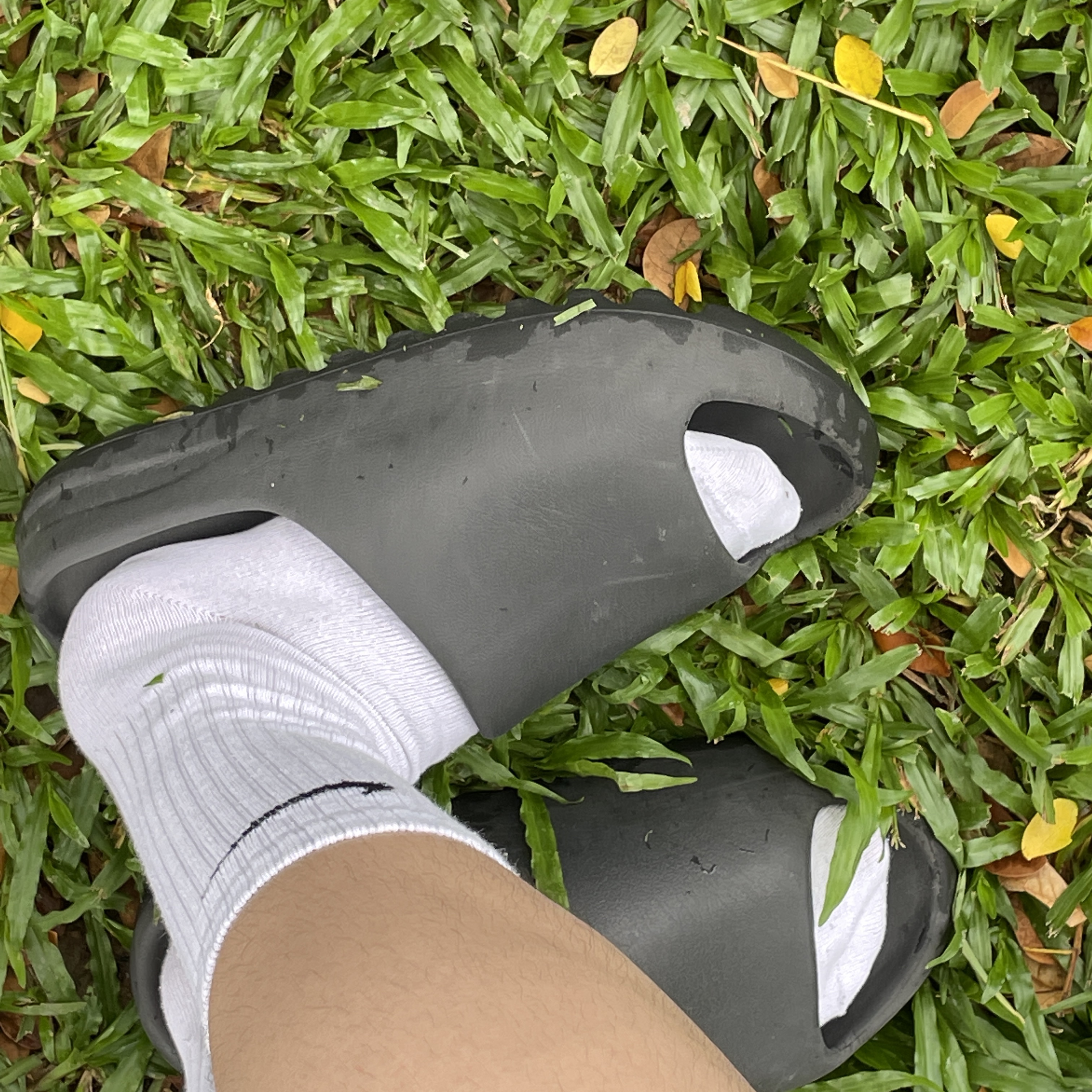 Adidas Yeezy Slide Onyx 착용 스타일 - 2