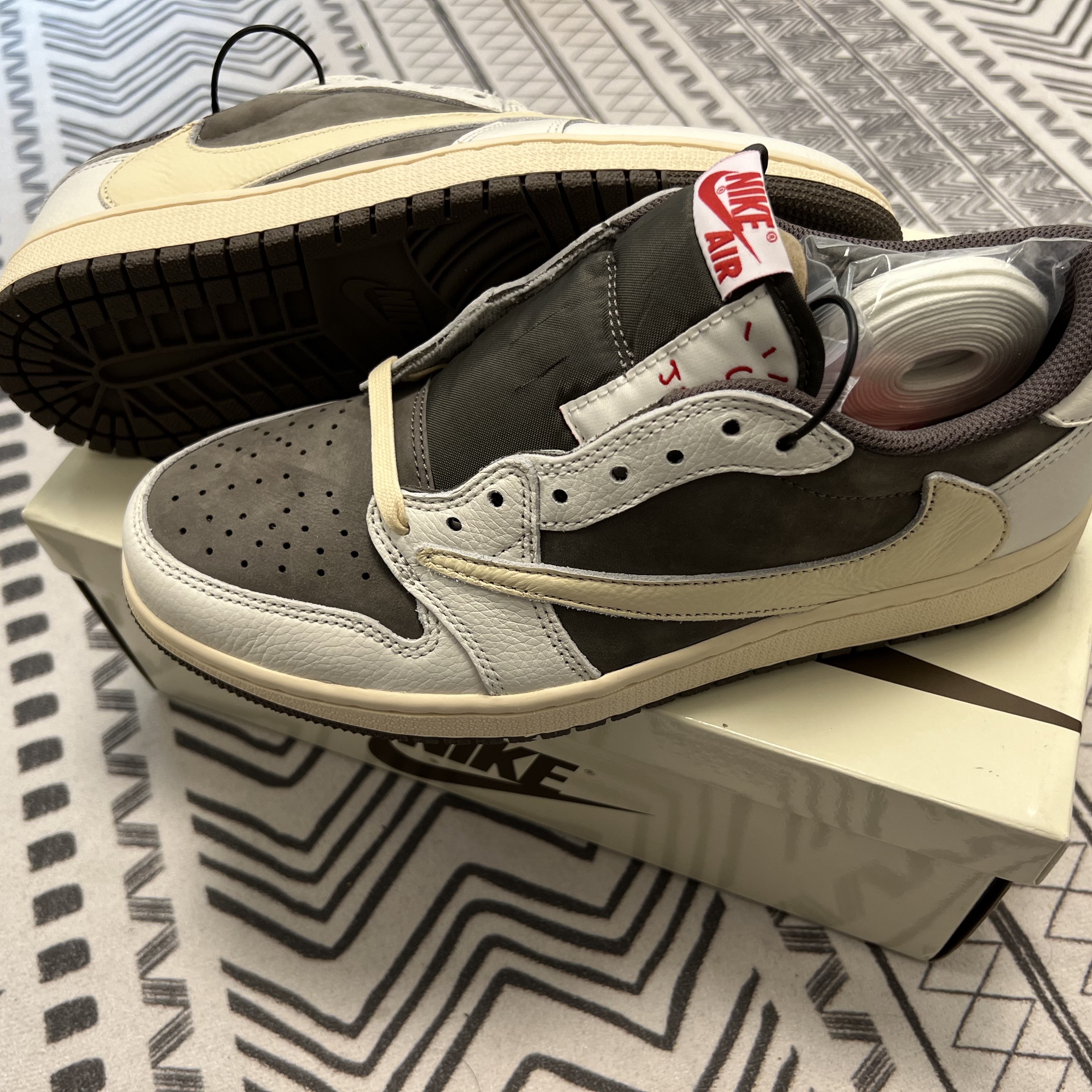 Jordan 1 x Travis Scott Retro Low OG SP Sail and Ridgerock 착용 스타일 - 2