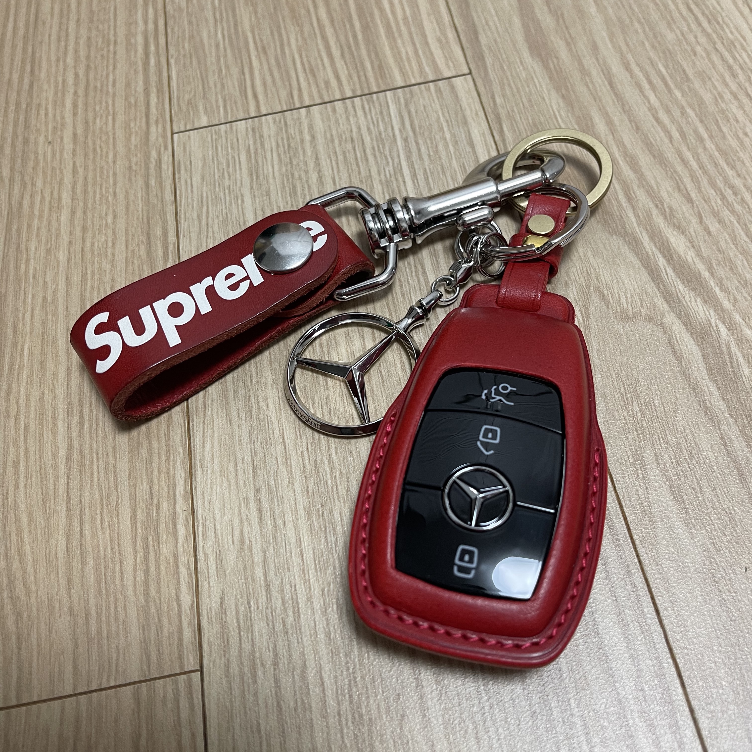 Supreme Leather Key Loop Red - 21SS 착용 스타일