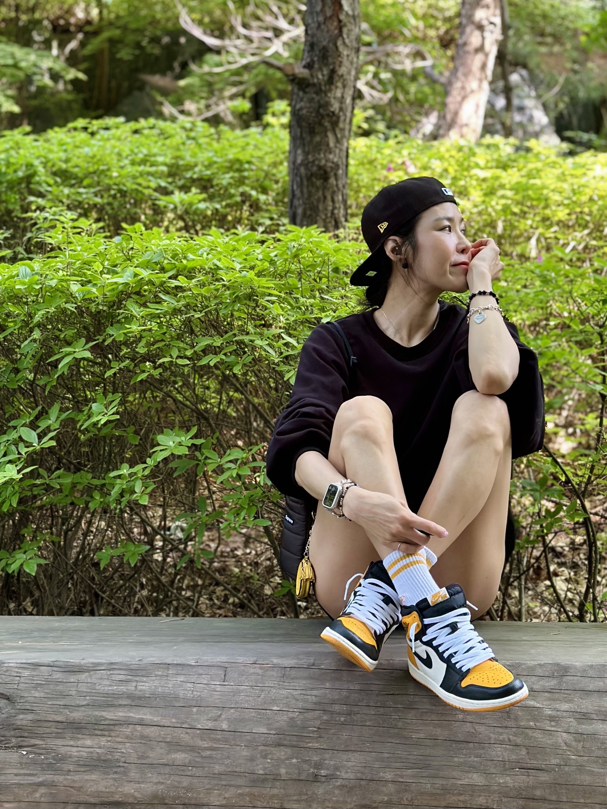 Jordan 1 Retro High OG Taxi, Supreme Puffer Neck Pouch Black - 22FW 착용 스타일 - 3