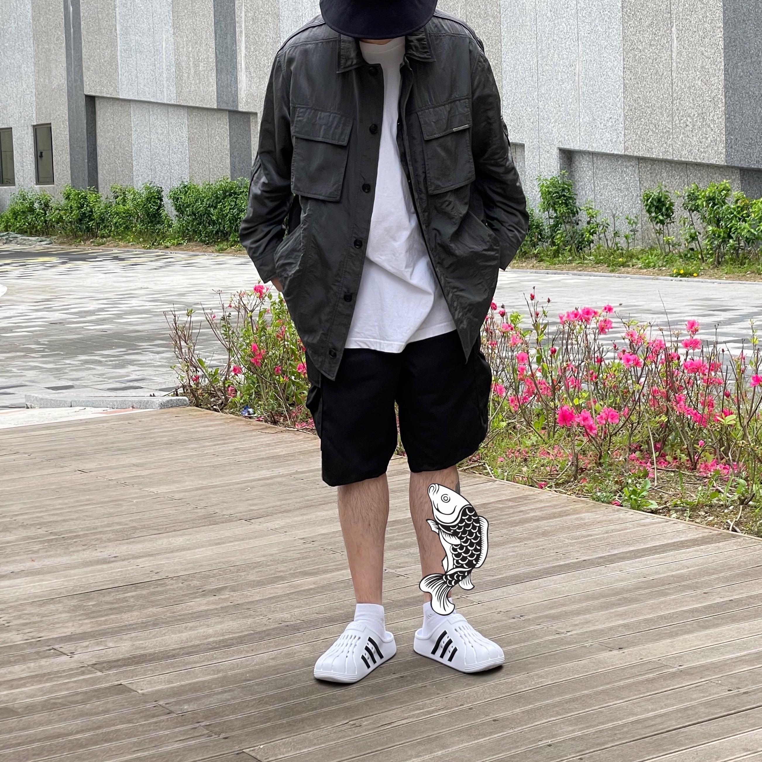 Adidas Adilette Clog White Black 착용 스타일 - 2