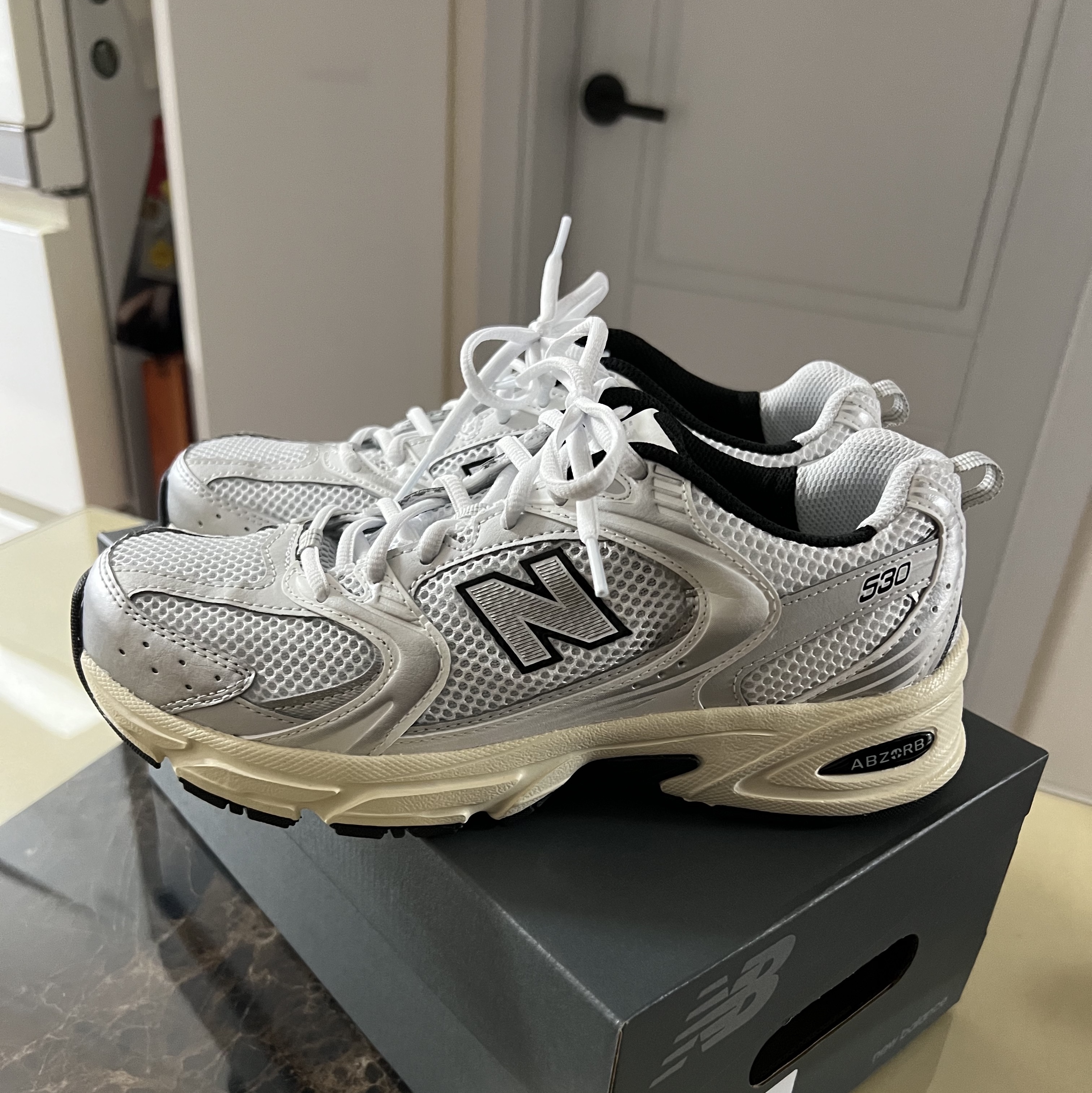 New Balance 530 Silver Cream 착용 스타일 - 1