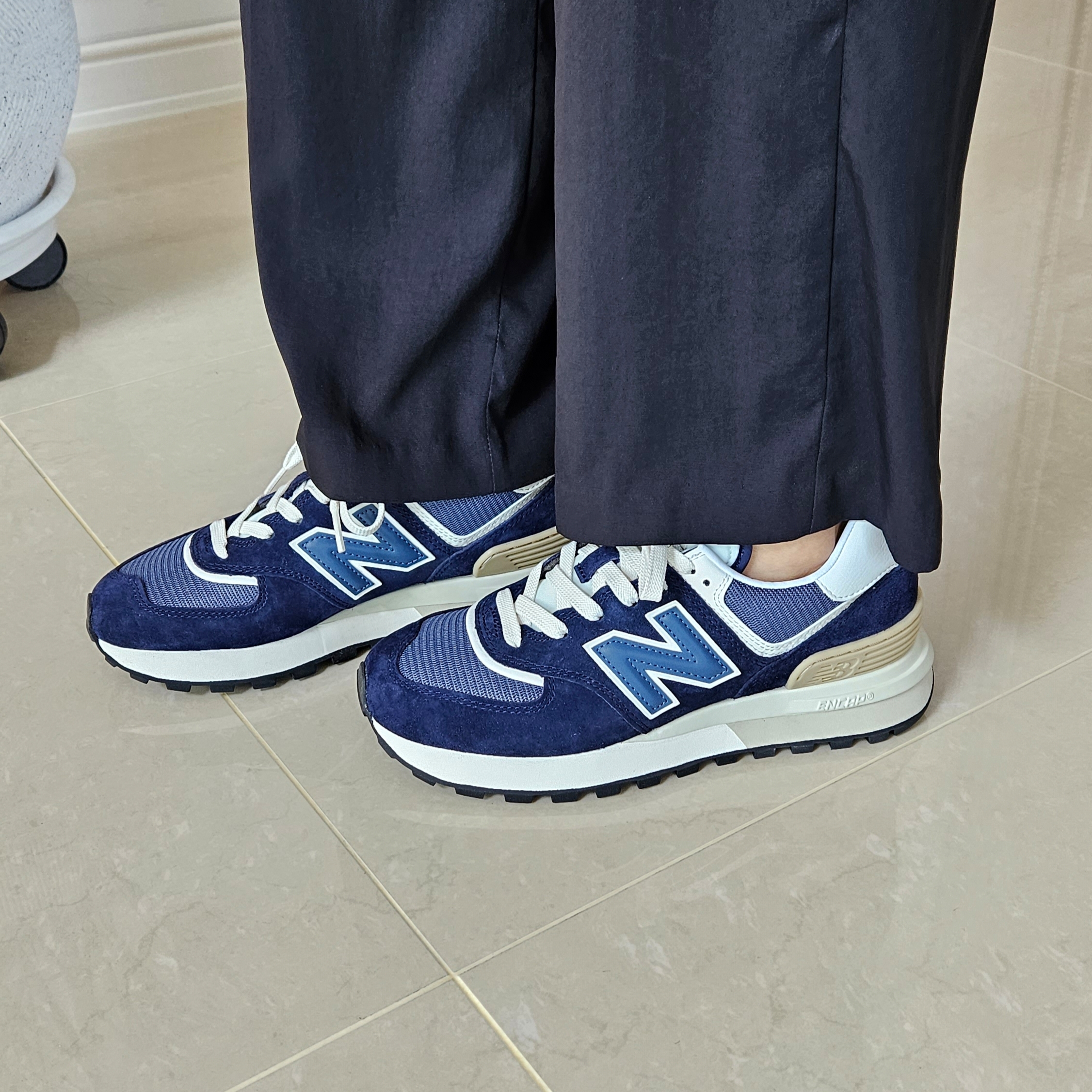 New Balance 574 Legacy Navy 착용 스타일 - 2