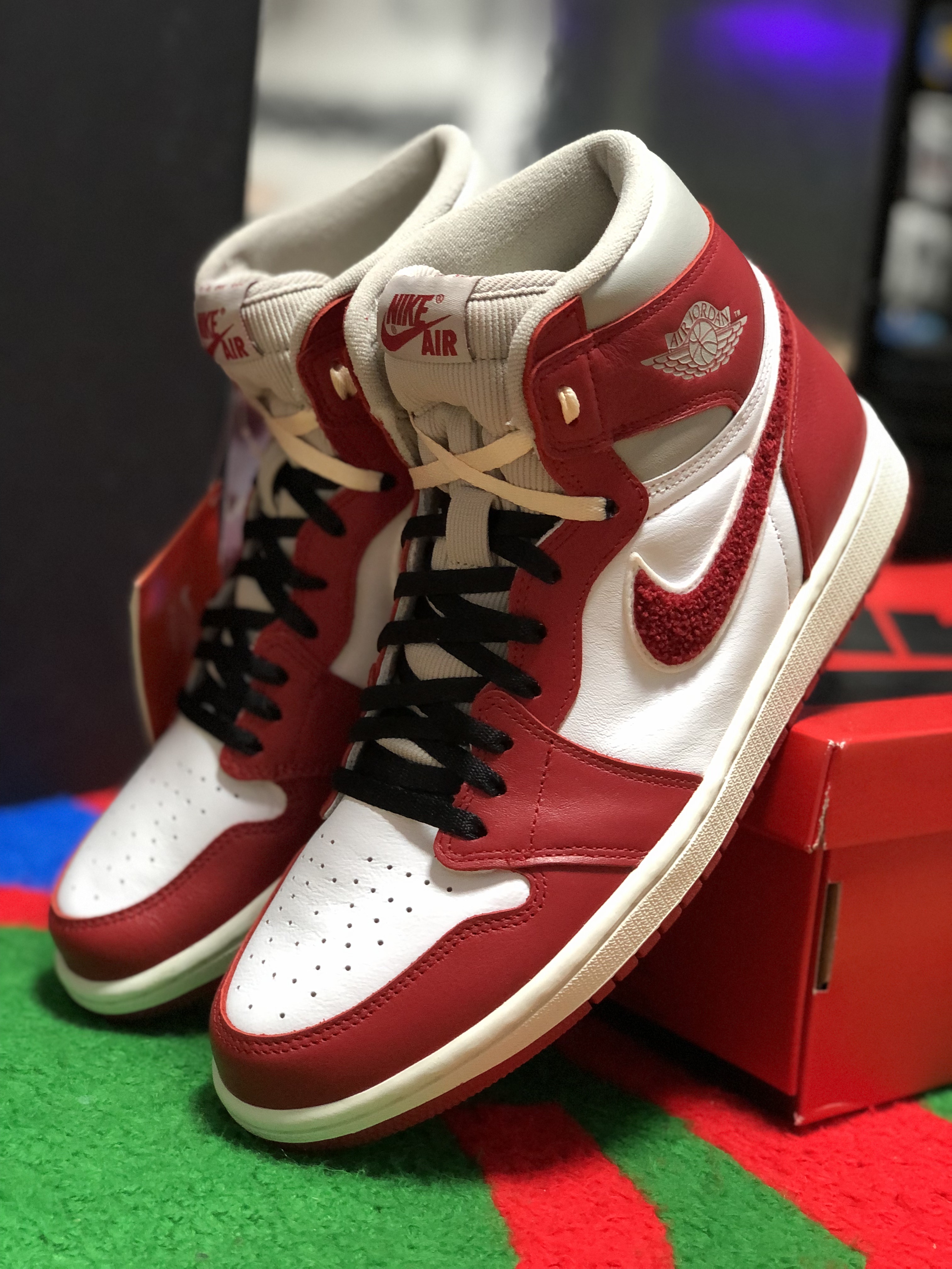 (W) Jordan 1 Retro High OG Varsity Red 착용 스타일