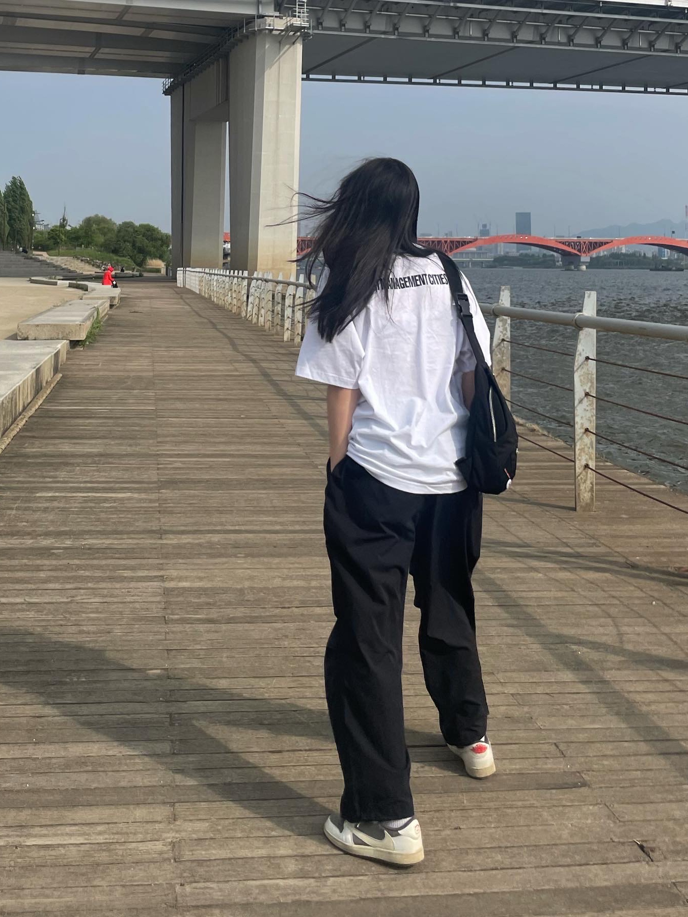 Jordan 1 x Travis Scott Retro Low OG SP Sail and Ridgerock, Mischief Foldable Sling Bag Black 착용 스타일 - 3