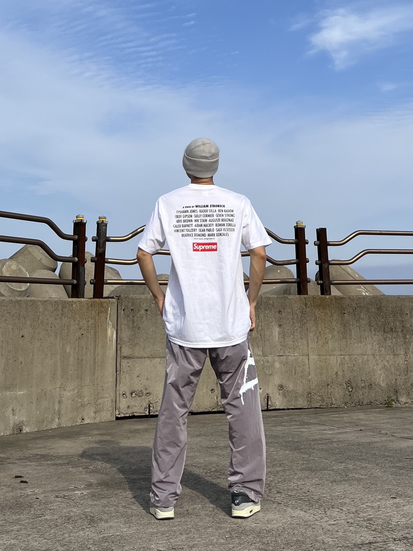 Supreme Play Dead T-Shirt White - 22FW, Nike x Kasina Air Max 1 SP Won-Ang Particle Grey 착용 스타일 - 3