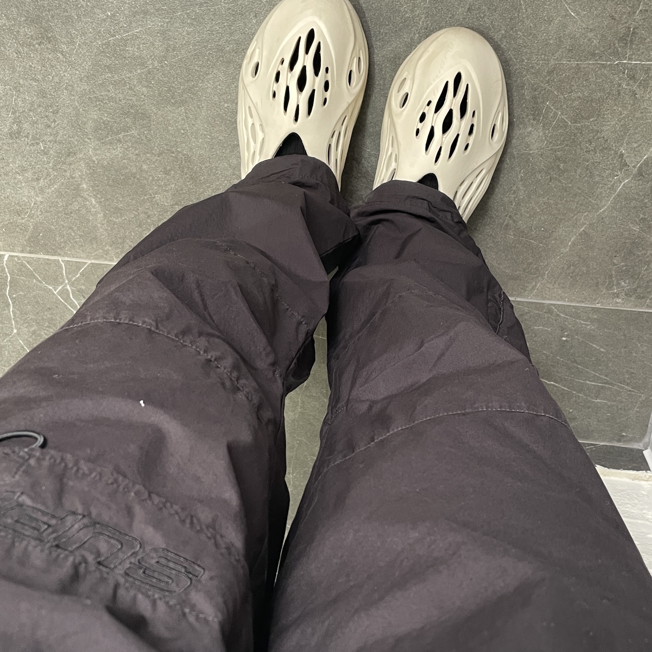 Adidas Yeezy Foam RNNR Sand 착용 스타일