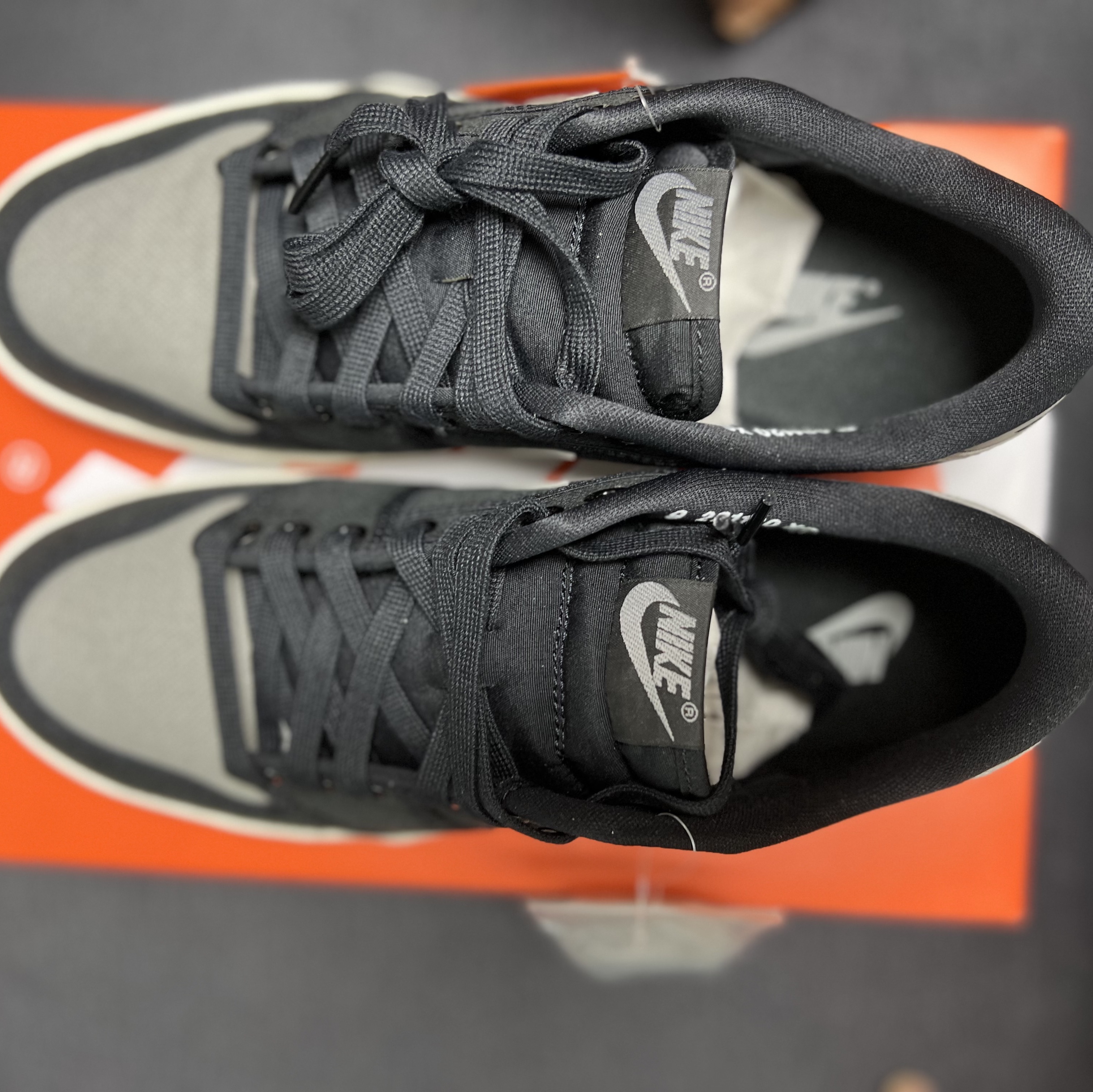 Jordan 1 KO Low Black Medium Grey 착용 스타일 - 1