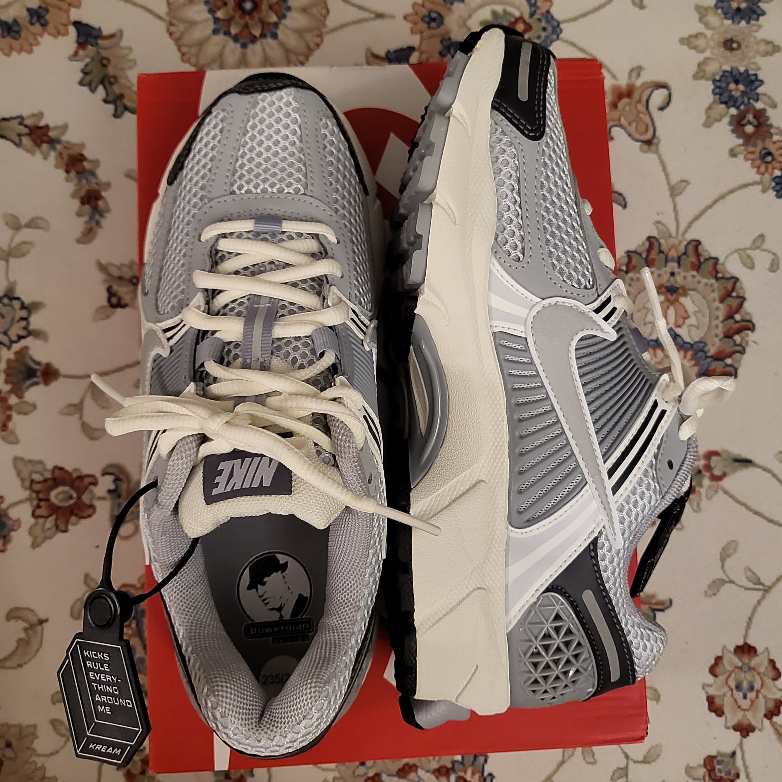 (W) Nike Zoom Vomero 5 Pure Platinum Metallic Silver 착용 스타일 - 3