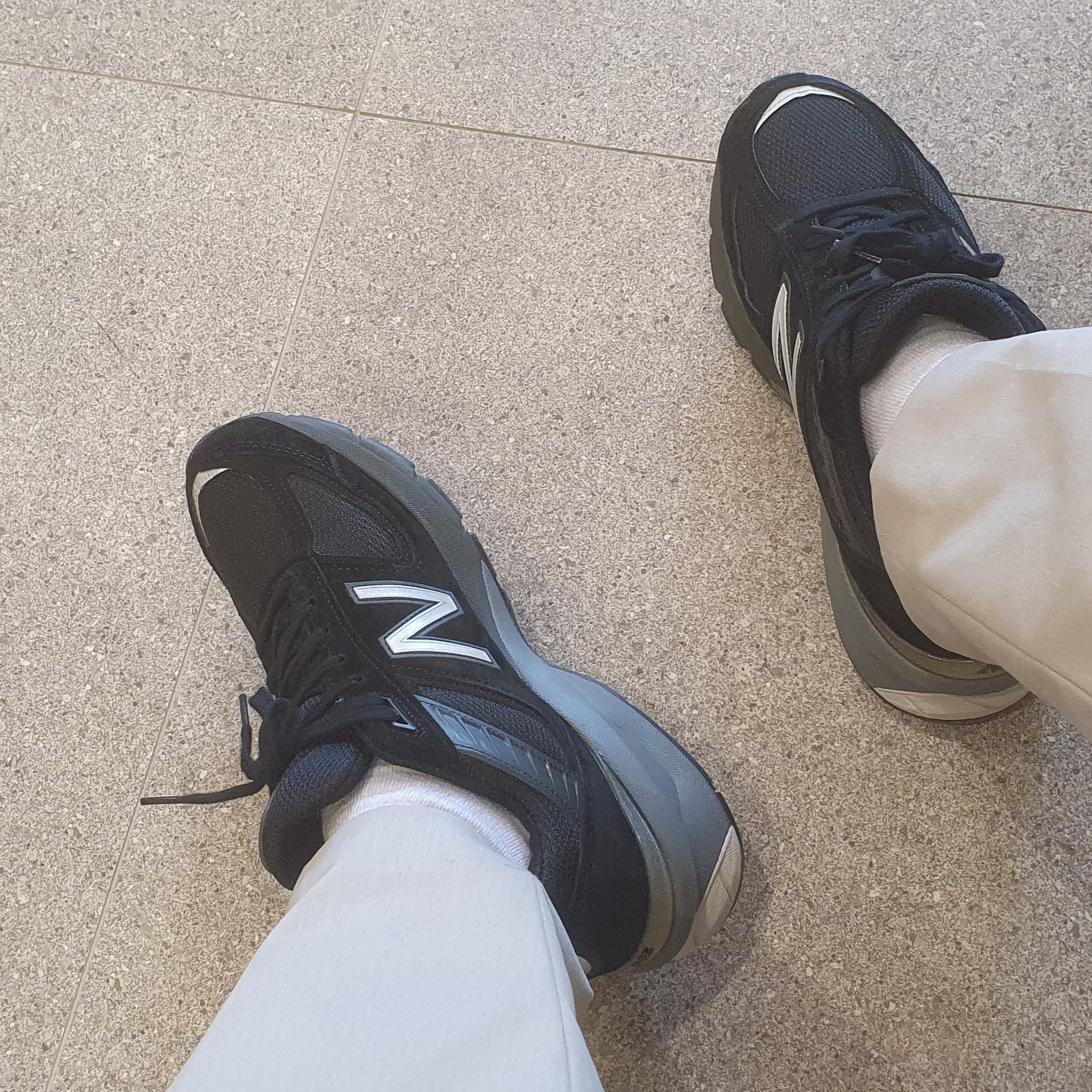 New Balance 990v5 Made in USA Black - D Standard 착용 스타일