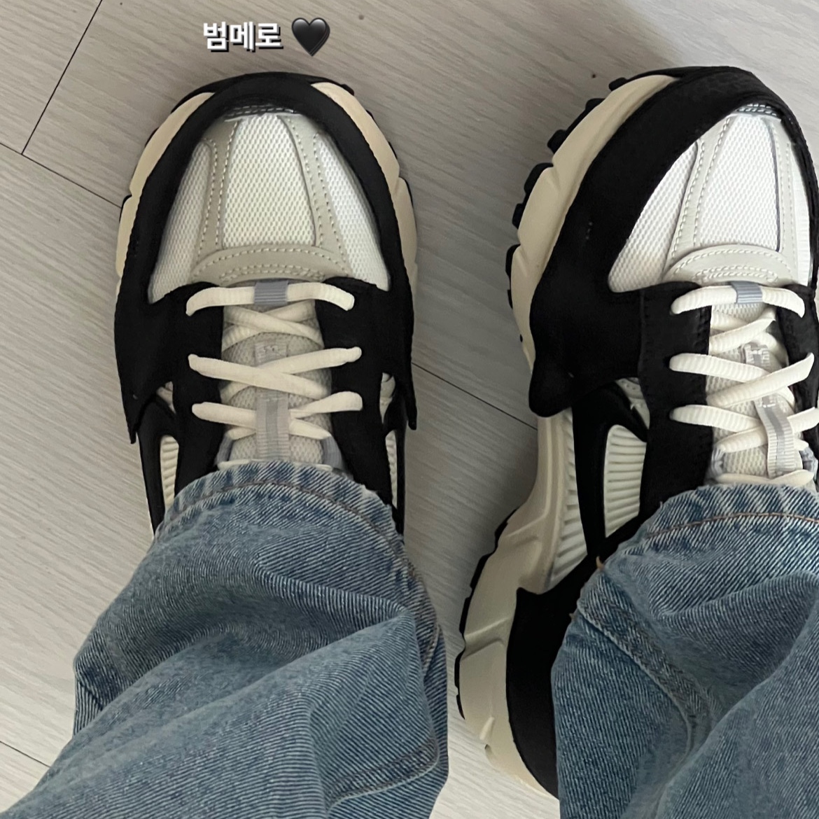 (W) Nike Zoom Vomero 5 Wolf Grey and Black 착용 스타일