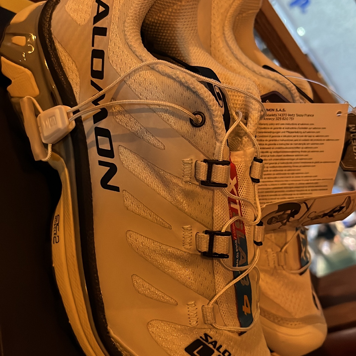 Salomon XT-4 White Lunar Rock 착용 스타일 - 2