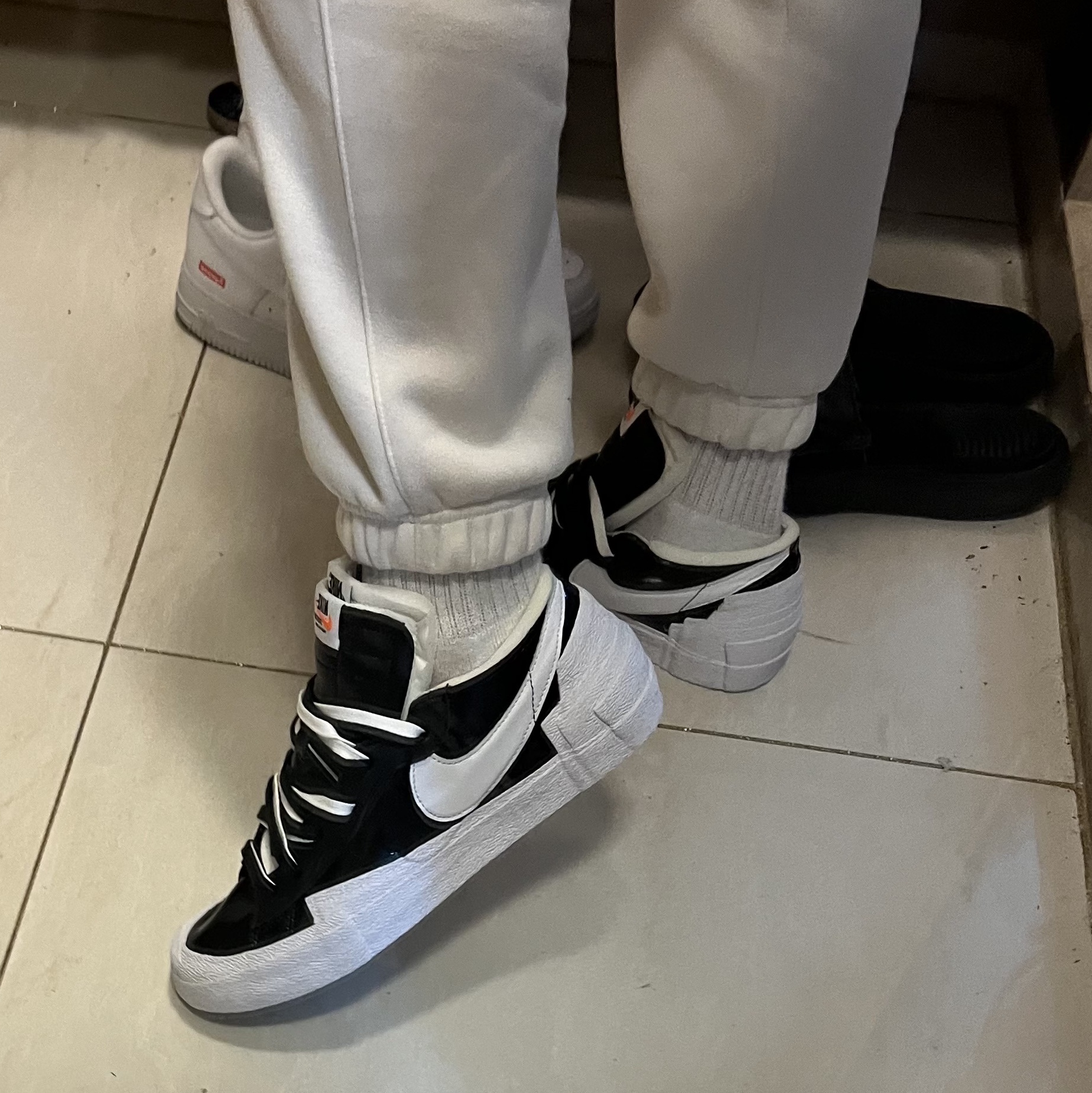 Nike x Sacai Blazer Low Black Patent Leather, Nike x Supreme Air Force 1 Low White 착용 스타일