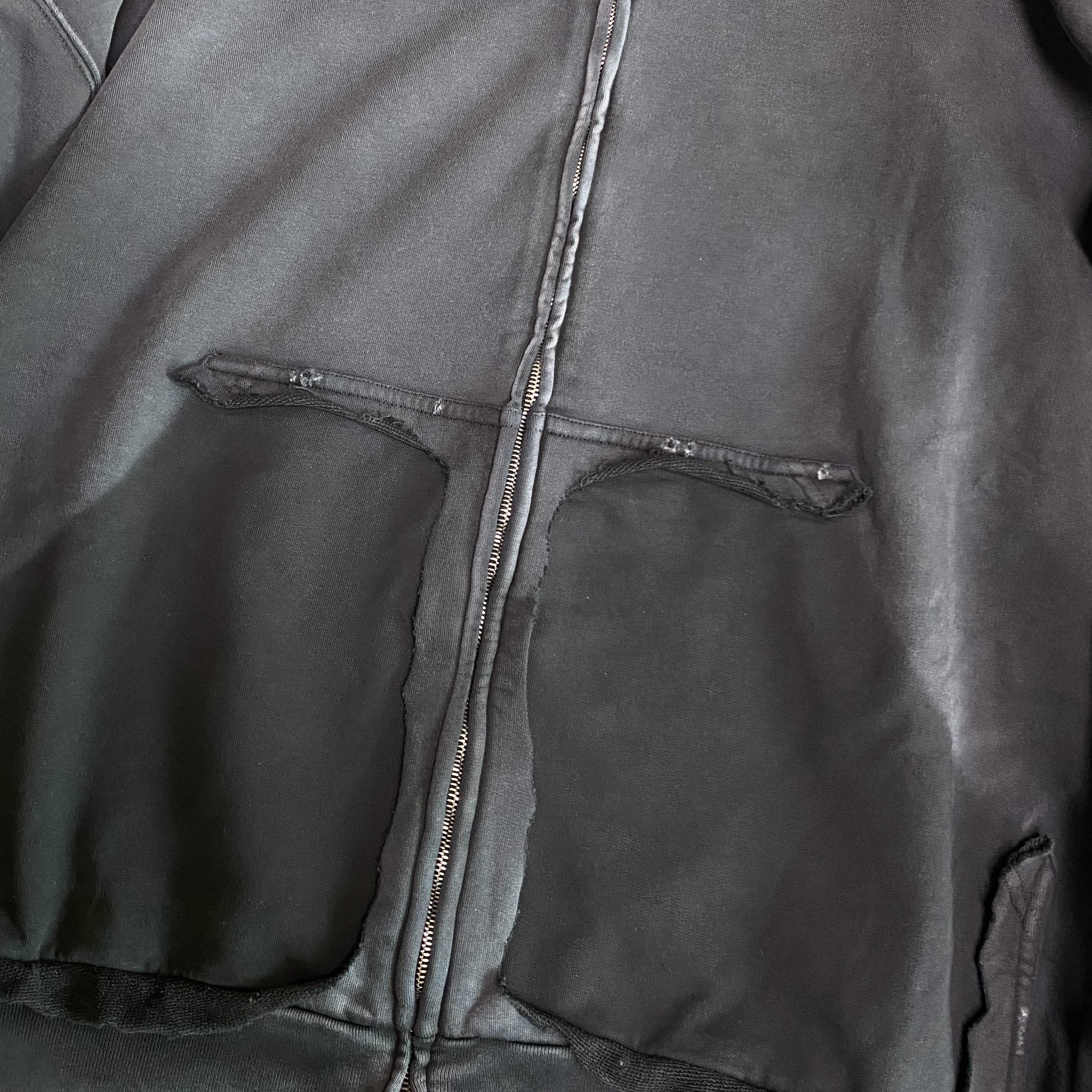 Balenciaga Tape Type Ripped Pocket Large Fit Zip-Up Hoodie Black 착용 스타일 - 1