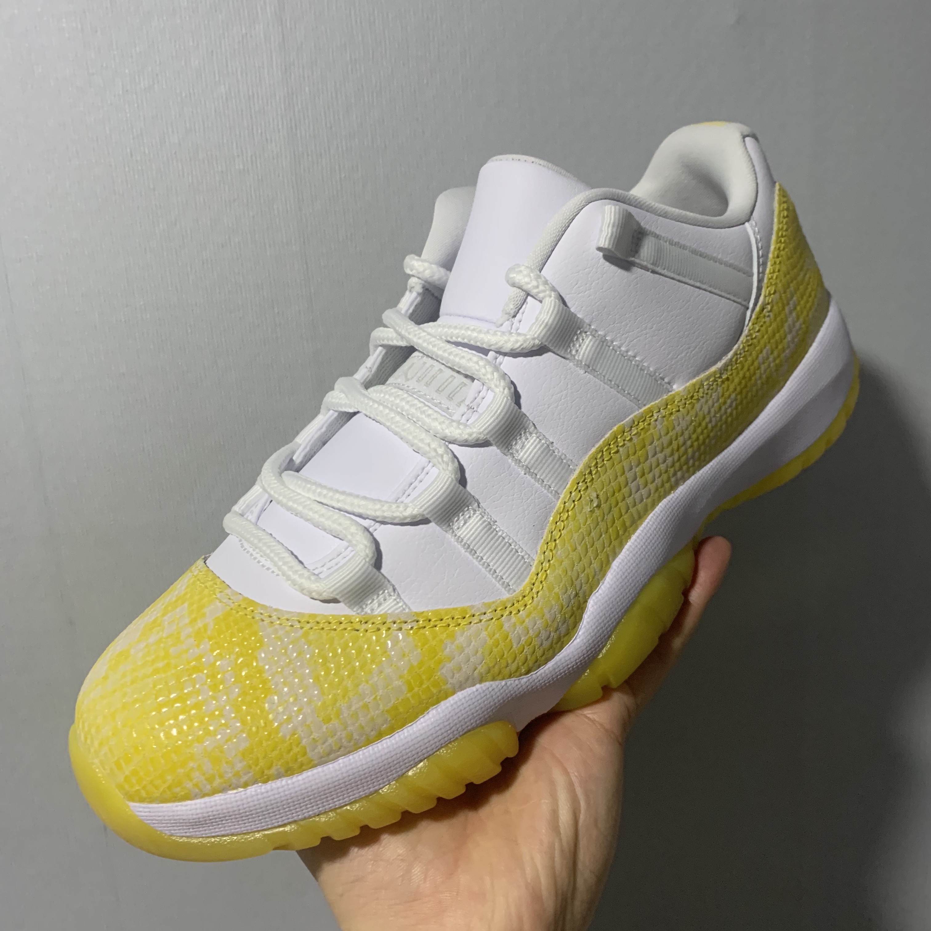 (W) Jordan 11 Retro Low Yellow Snakeskin 착용 스타일 - 2
