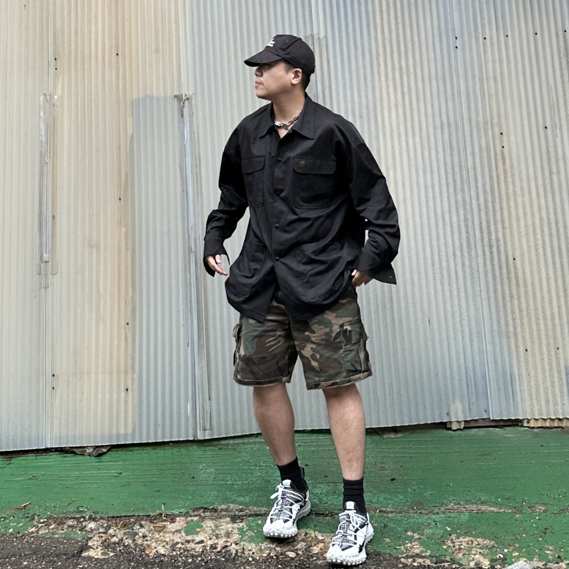 Nike ACG Mountain Fly Low SE White and Black 착용 스타일 - 3