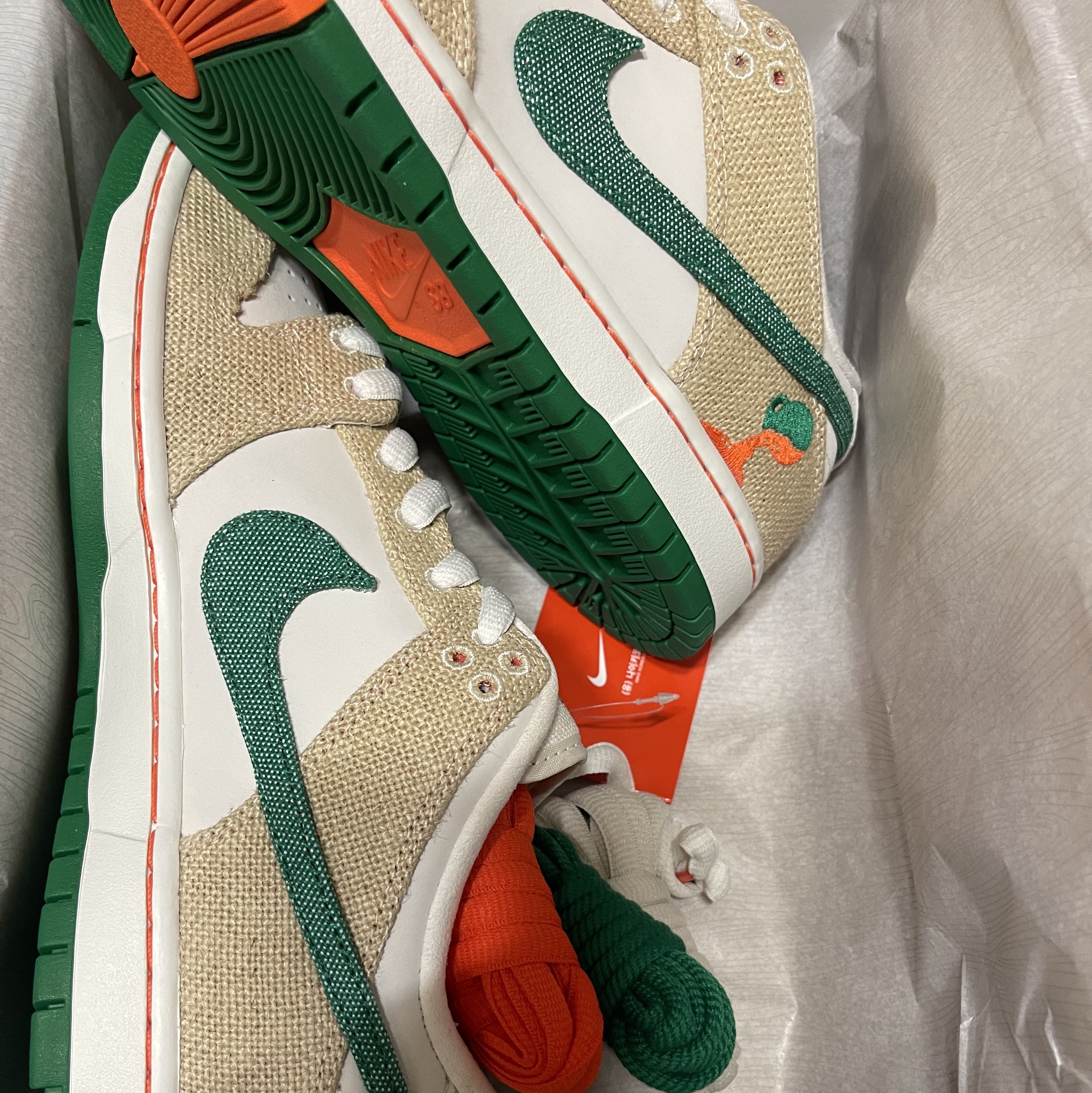 Nike x Jarritos SB Dunk Low Phantom and Malachite 착용 스타일