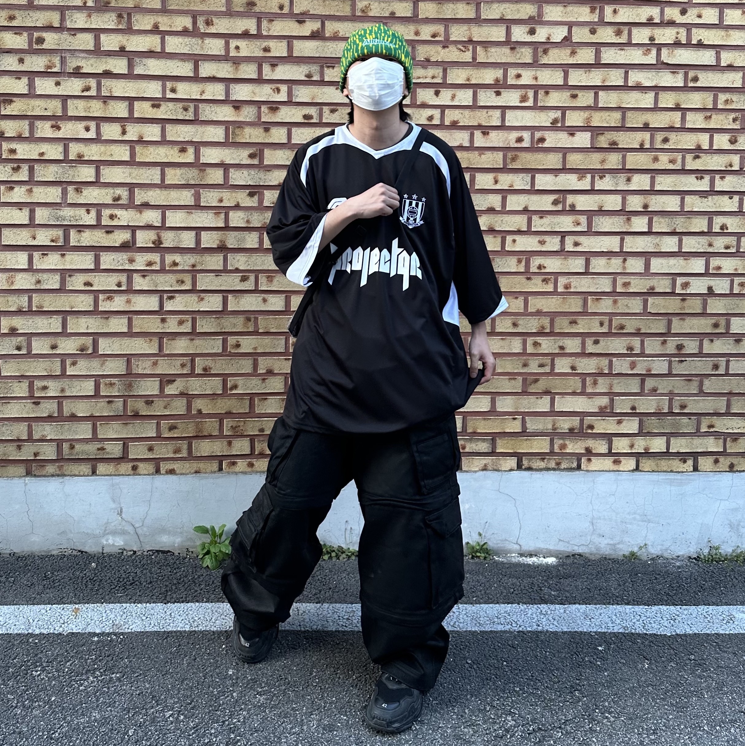 Project G/R Oversized Football Jersey Black, Project G/R Oversized Convertible Cargo Pants Coated Black 착용 스타일 - 1