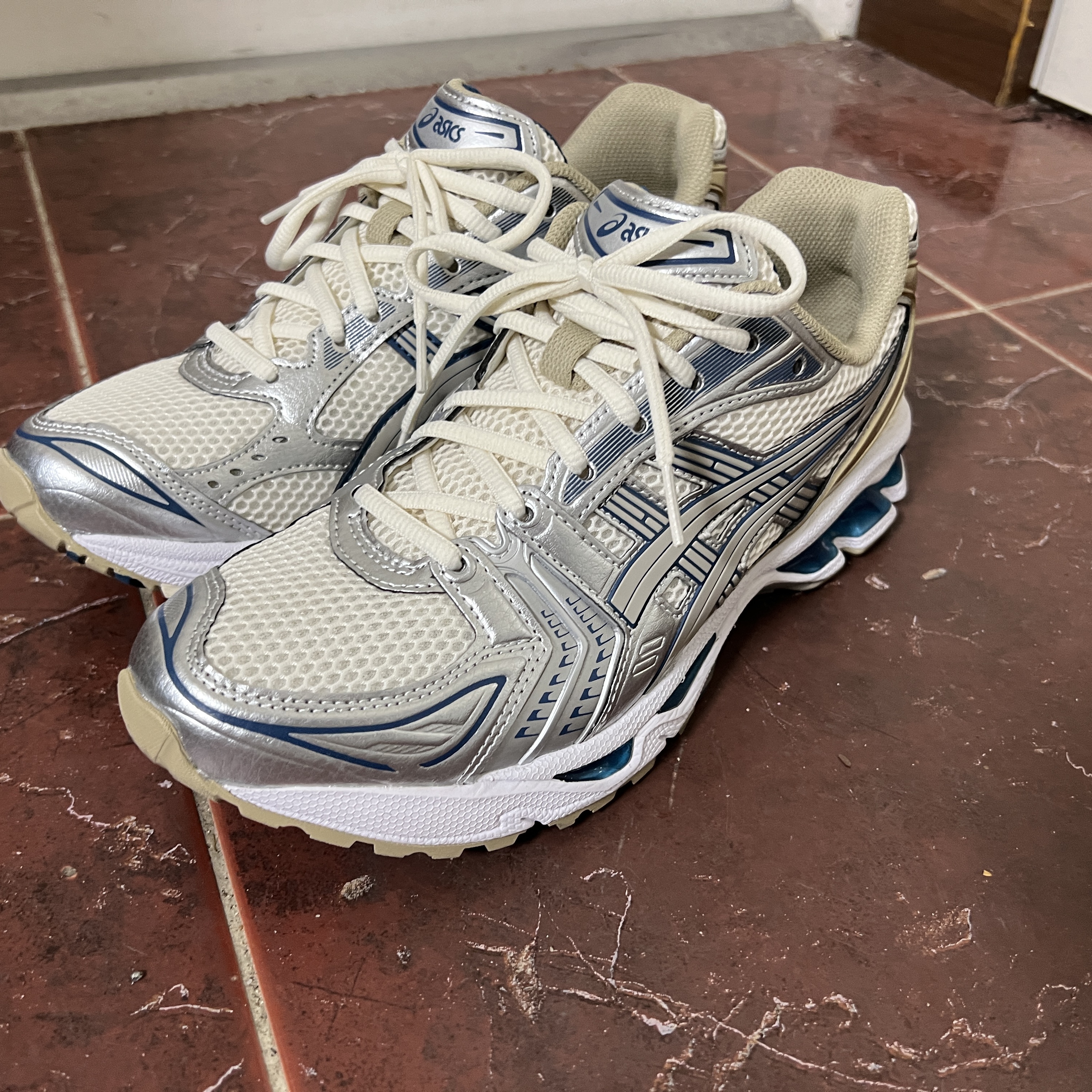 Asics Gel-Kayano 14 Cream Pure Silver 착용 스타일