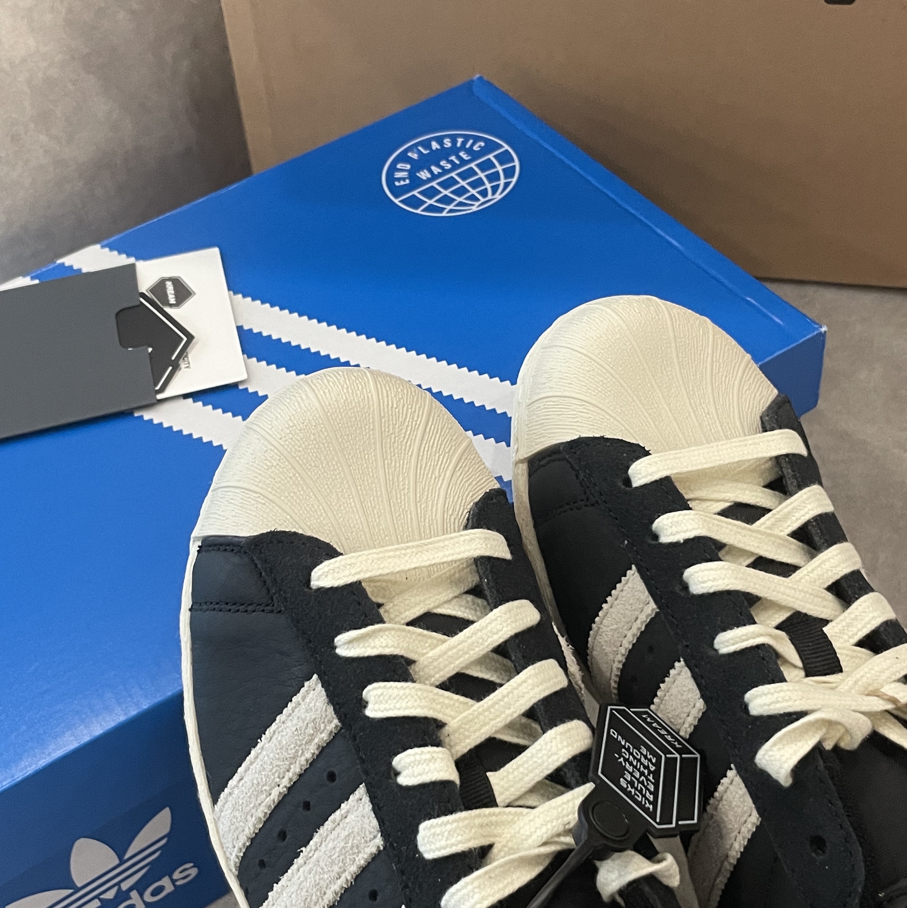 Adidas Superstar 82 Black White 착용 스타일