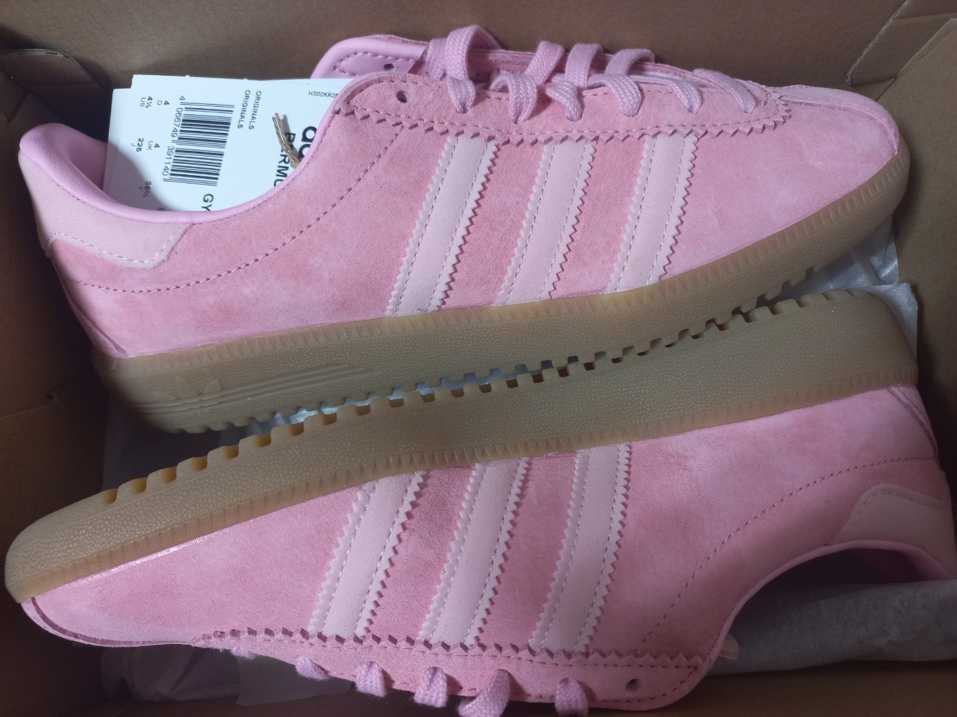 Adidas Bermuda Glow Pink 착용 스타일