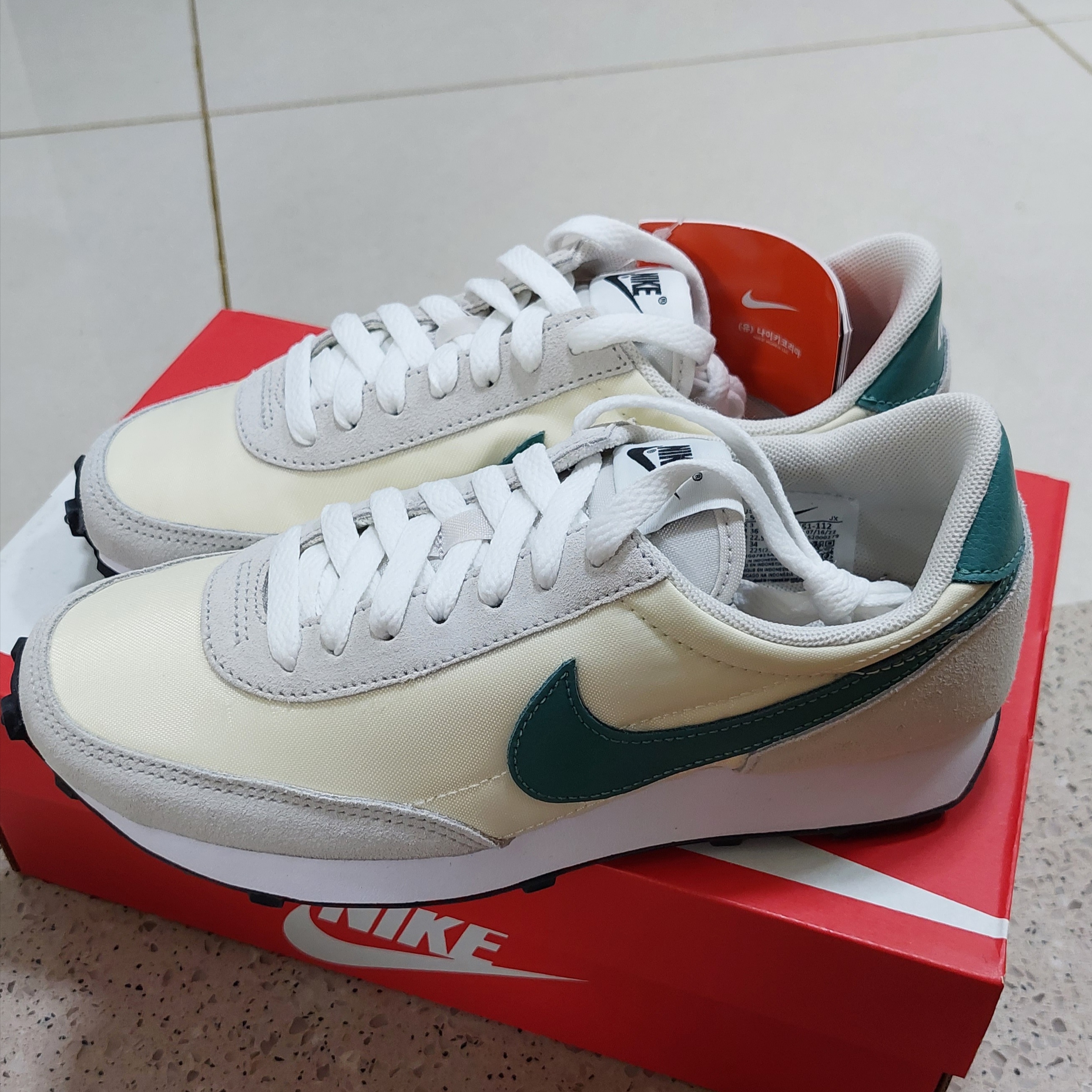 (W) Nike Daybreak Coconut Milk Green 착용 스타일 - 1