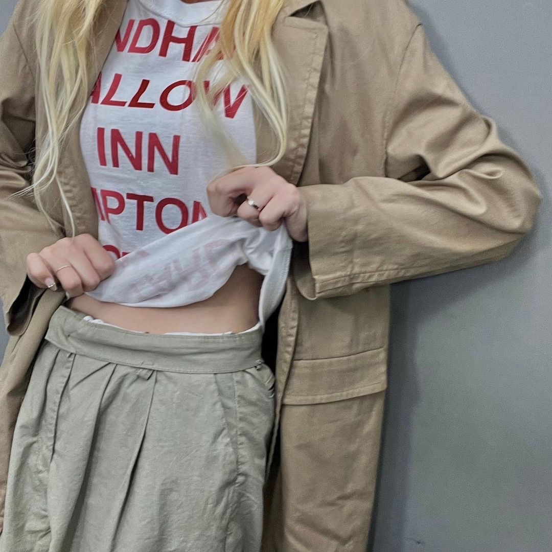 [KREAM 단독] Safarispot Women 1/2 Highway Inn T-Shirt White Red 착용 스타일
