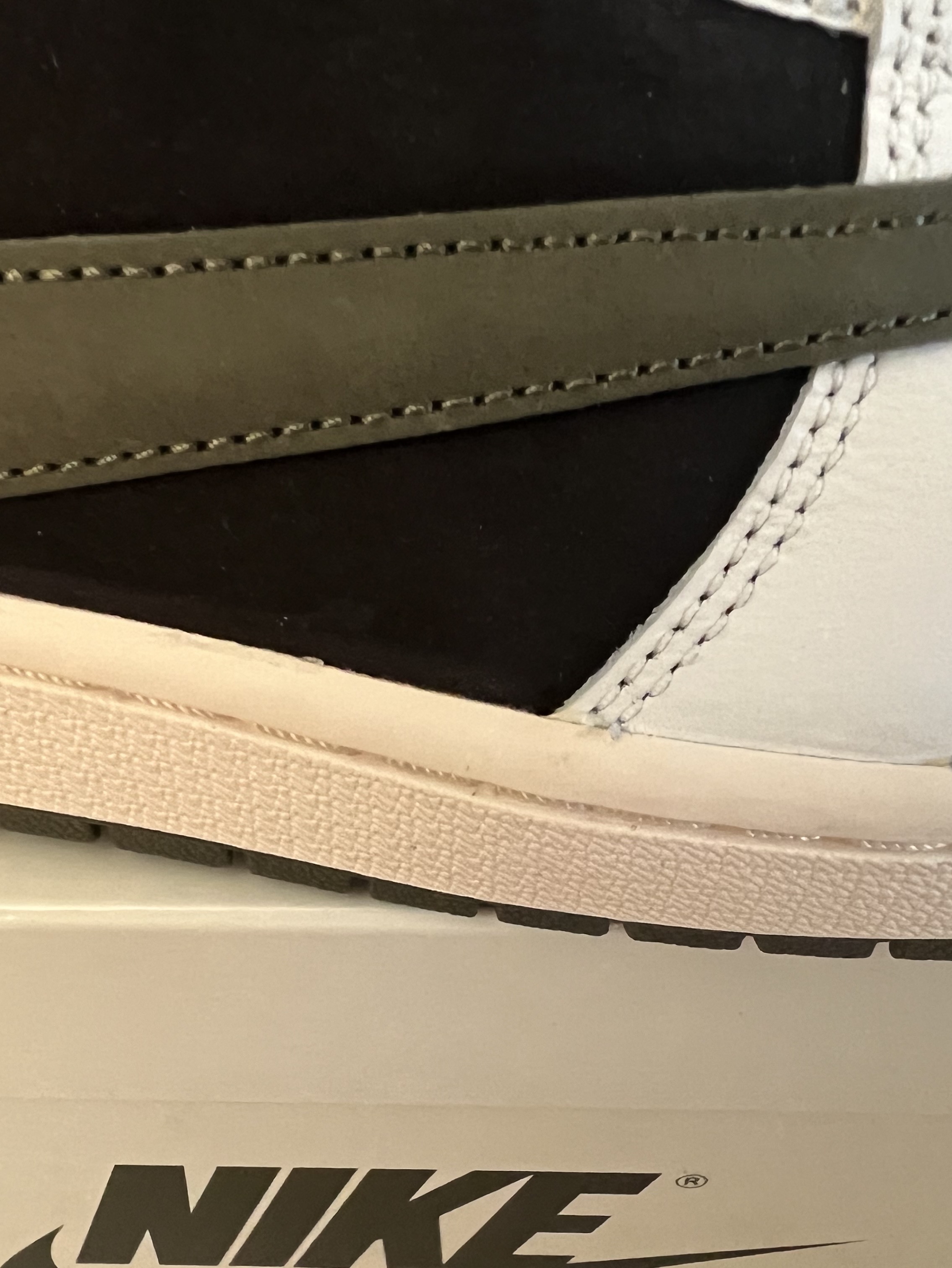 (W) Jordan 1 x Travis Scott Retro Low OG SP Medium Olive 착용 스타일 - 2