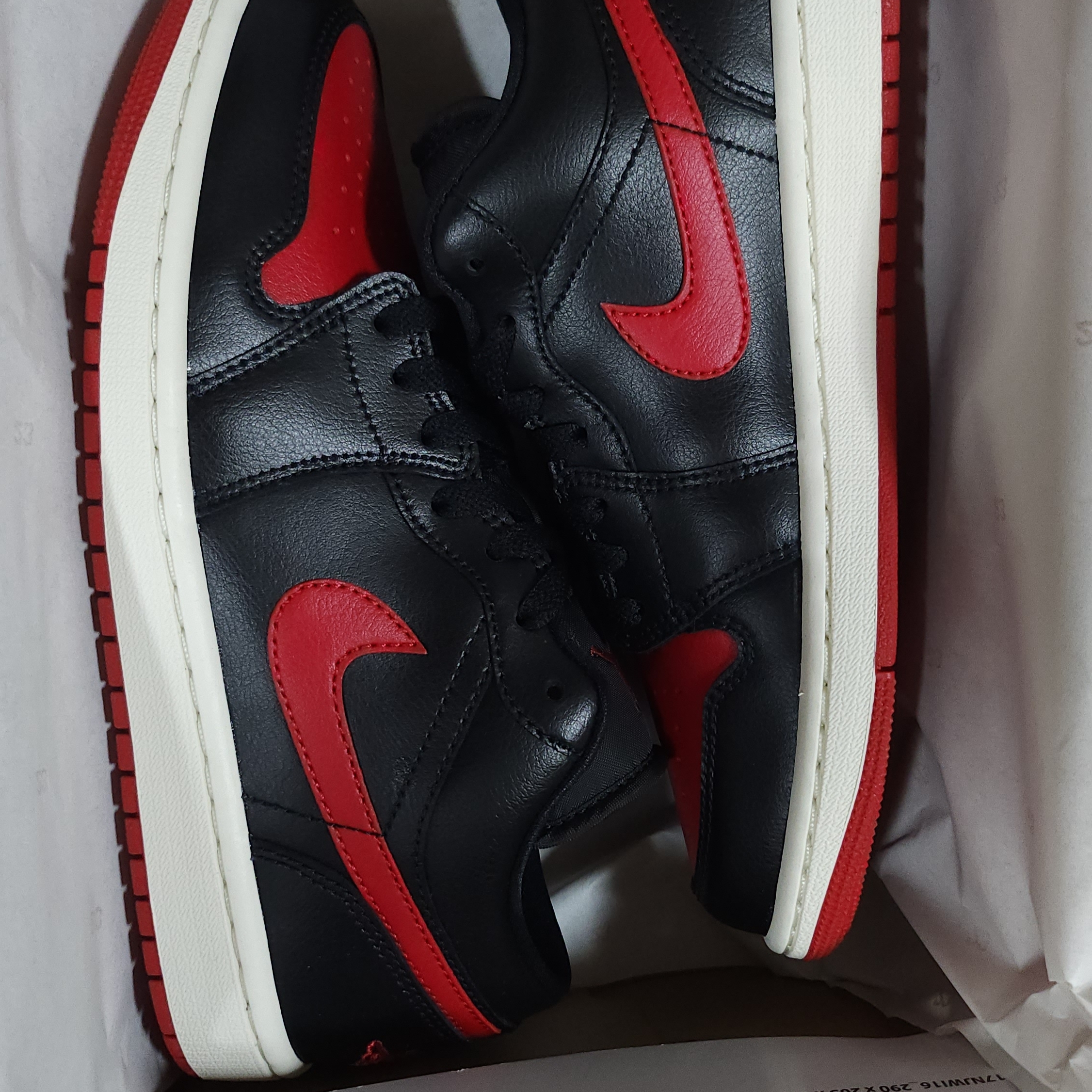 (W) Jordan 1 Low Black Gym Red 착용 스타일 - 1