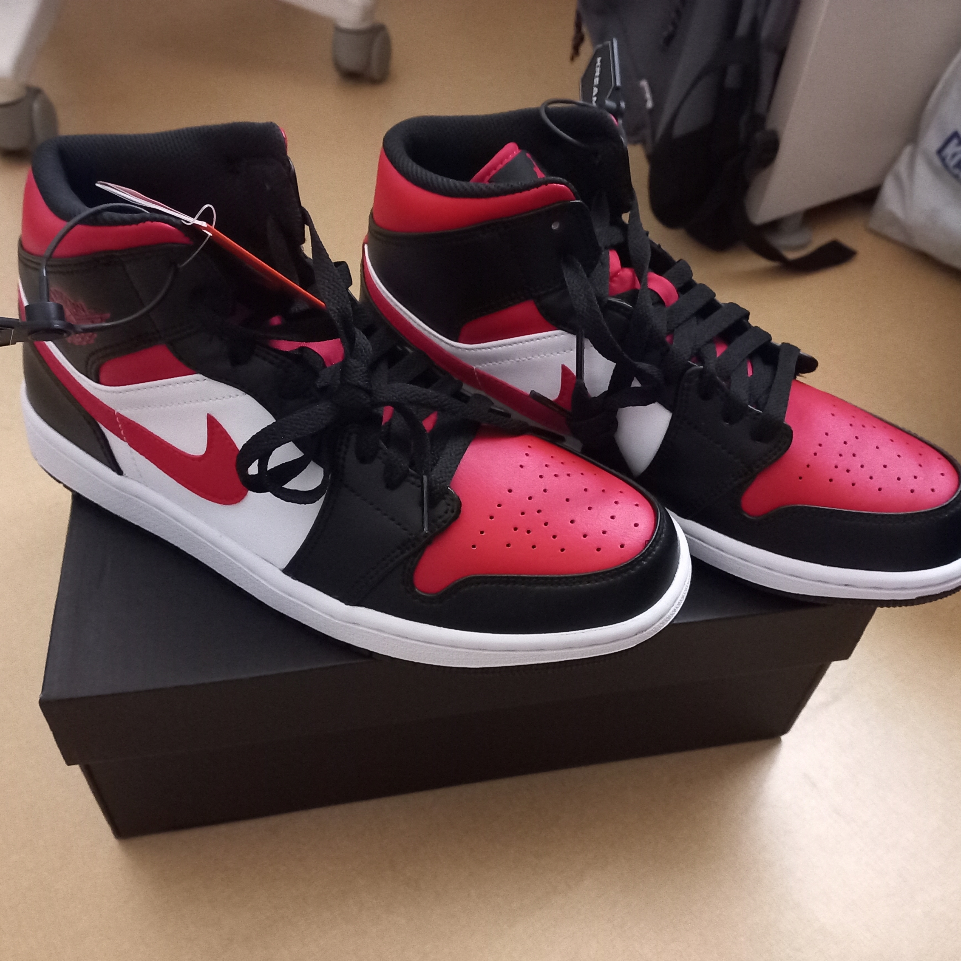 Jordan 1 Mid Black Fire Red 착용 스타일 - 1