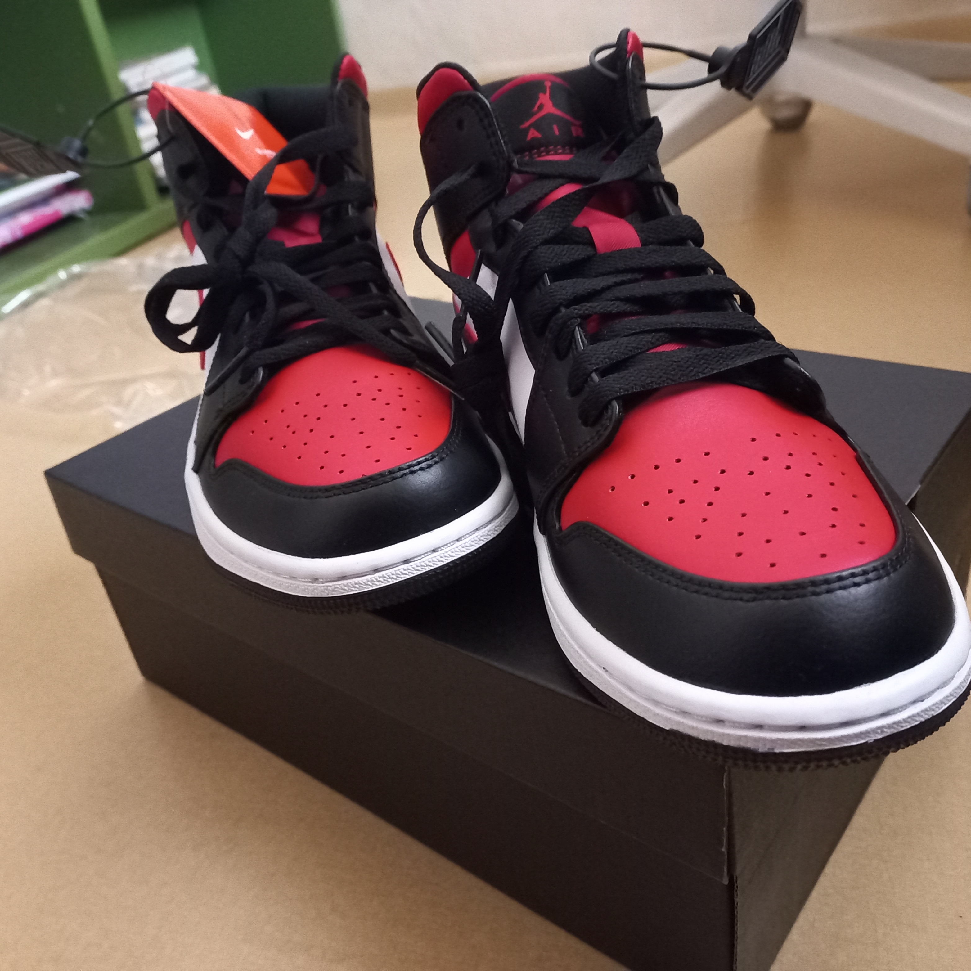 Jordan 1 Mid Black Fire Red 착용 스타일 - 2