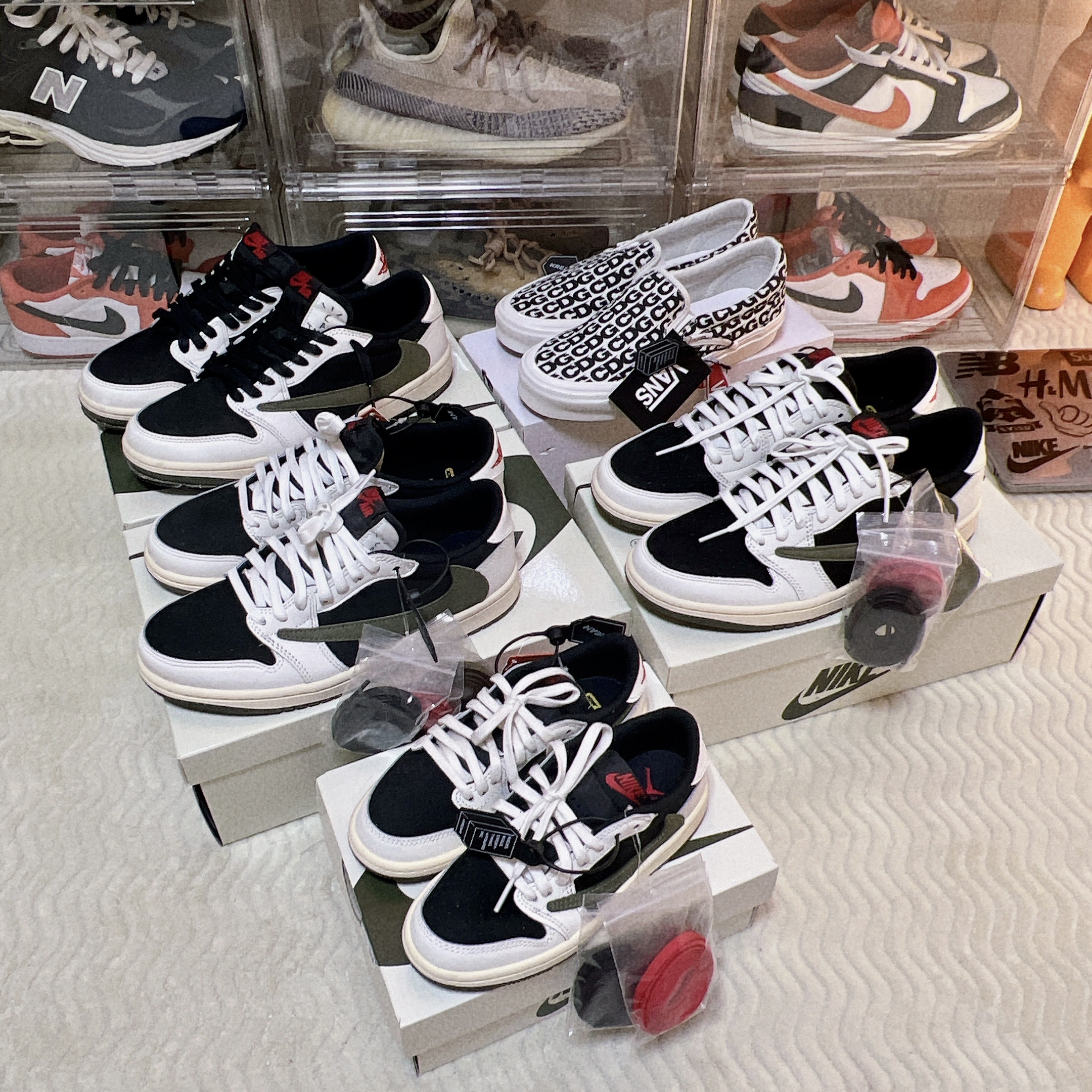 Vans Vault x CDG Slip-On LX White, (W) Jordan 1 x Travis Scott Retro Low OG SP Medium Olive 착용 스타일