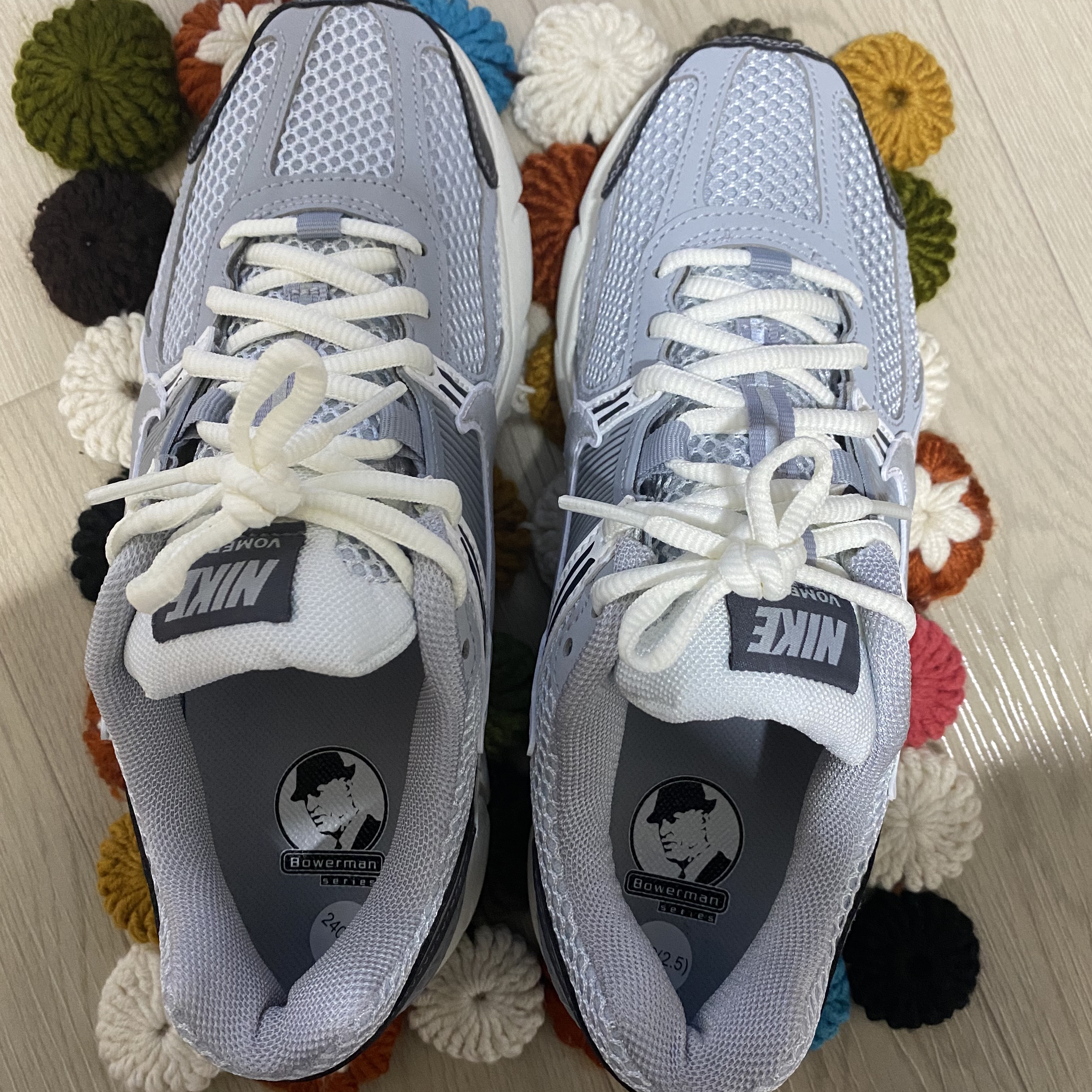 (W) Nike Zoom Vomero 5 Pure Platinum Metallic Silver 착용 스타일 - 1