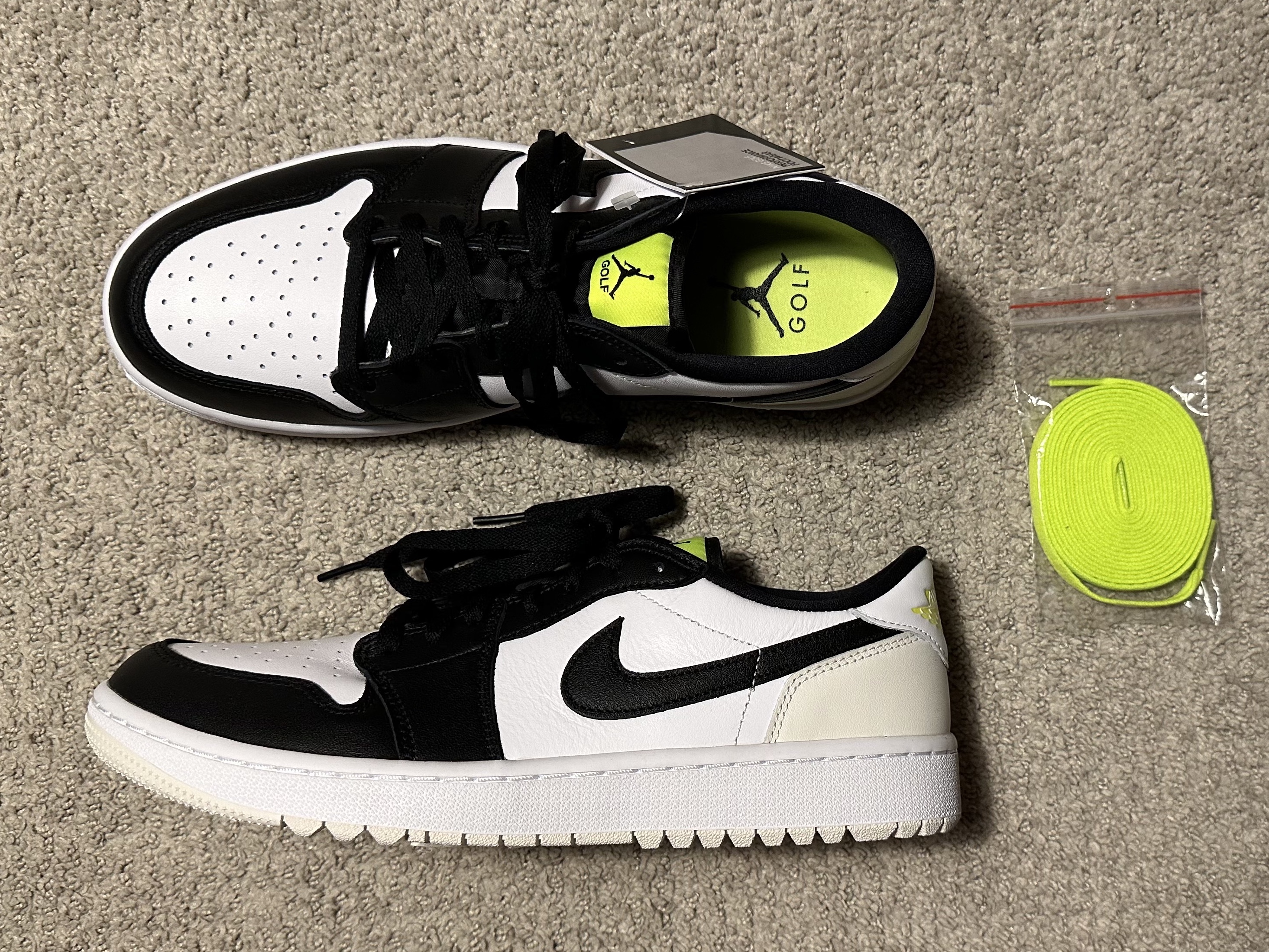 Jordan 1 Low Golf Black White and Volt 착용 스타일 - 2