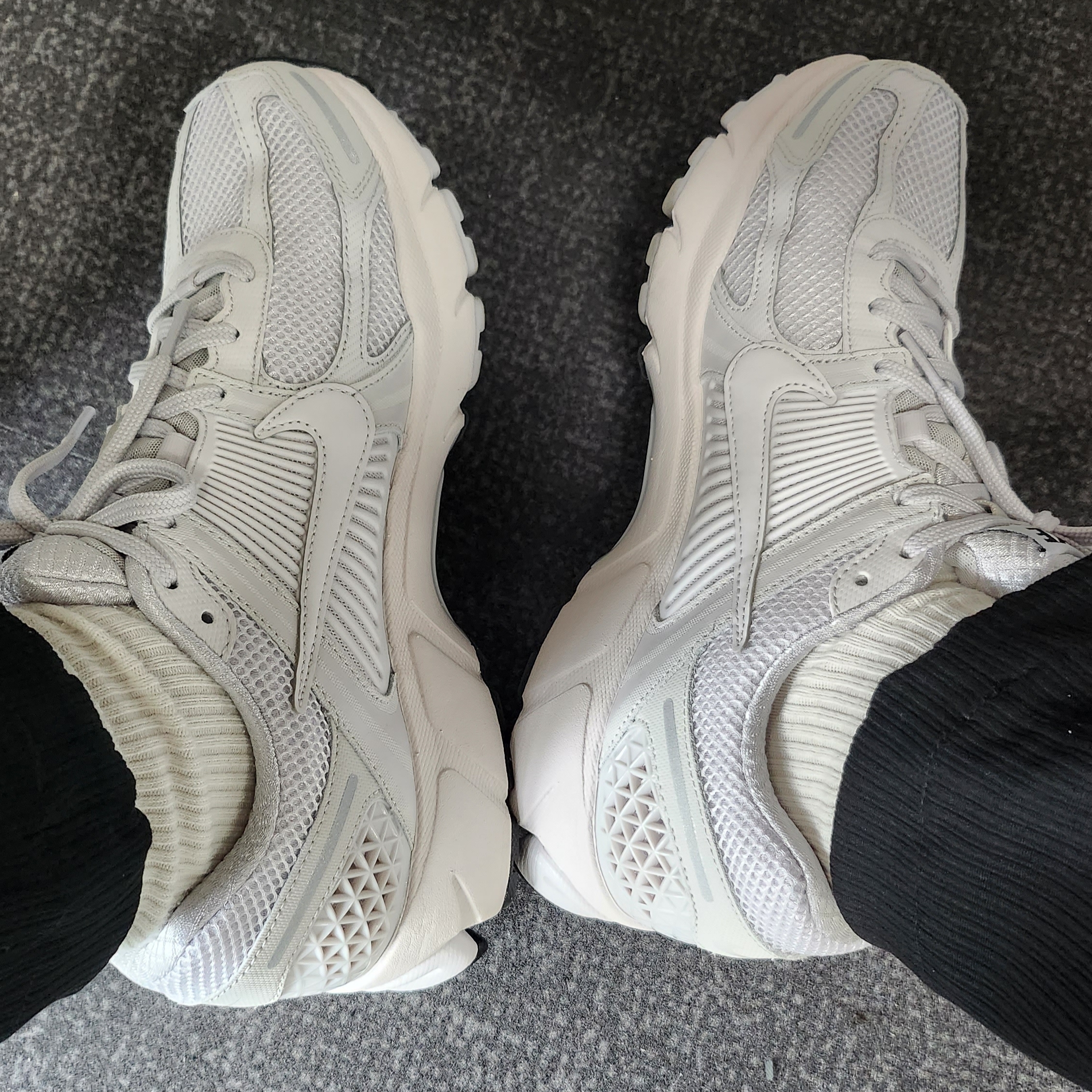 Nike Zoom Vomero 5 SP Vast Grey 2023 착용 스타일 - 3