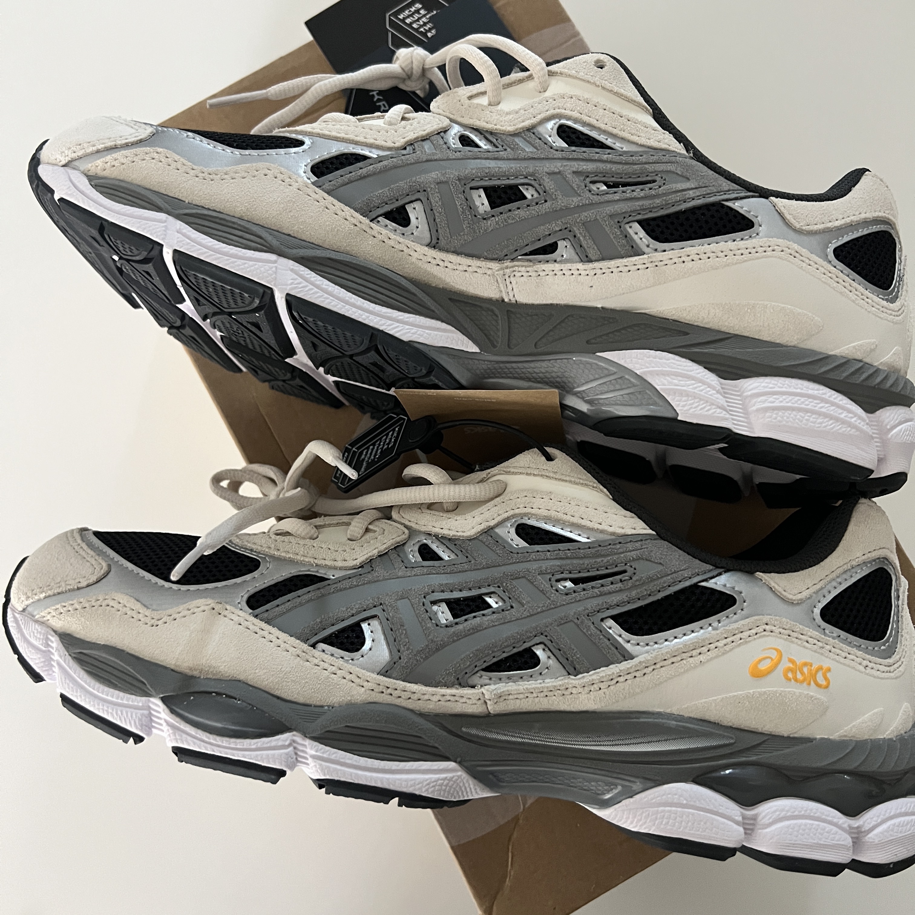 Asics Gel-NYC Black Clay Grey 착용 스타일 - 1